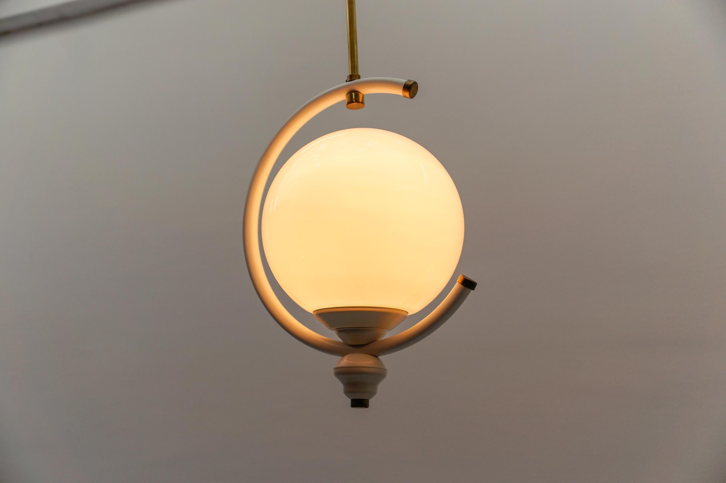 Italiano Lampada da soffitto in vetro opalino moderna di metà secolo, 1960 Italia in vendita