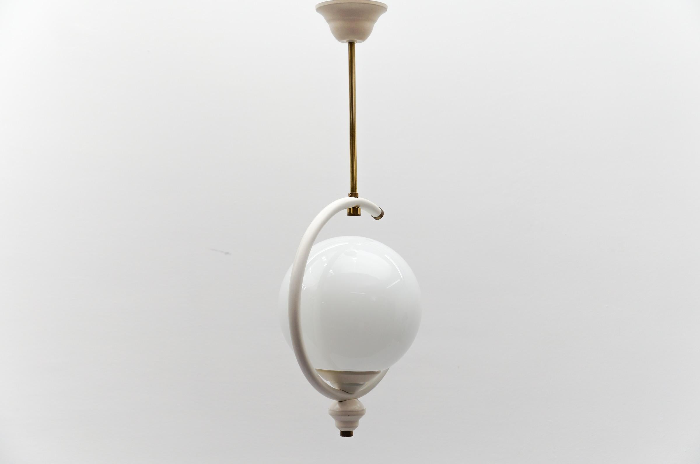 Lampada da soffitto in vetro opalino moderna di metà secolo, 1960 Italia In condizioni buone in vendita a Nürnberg, Bayern
