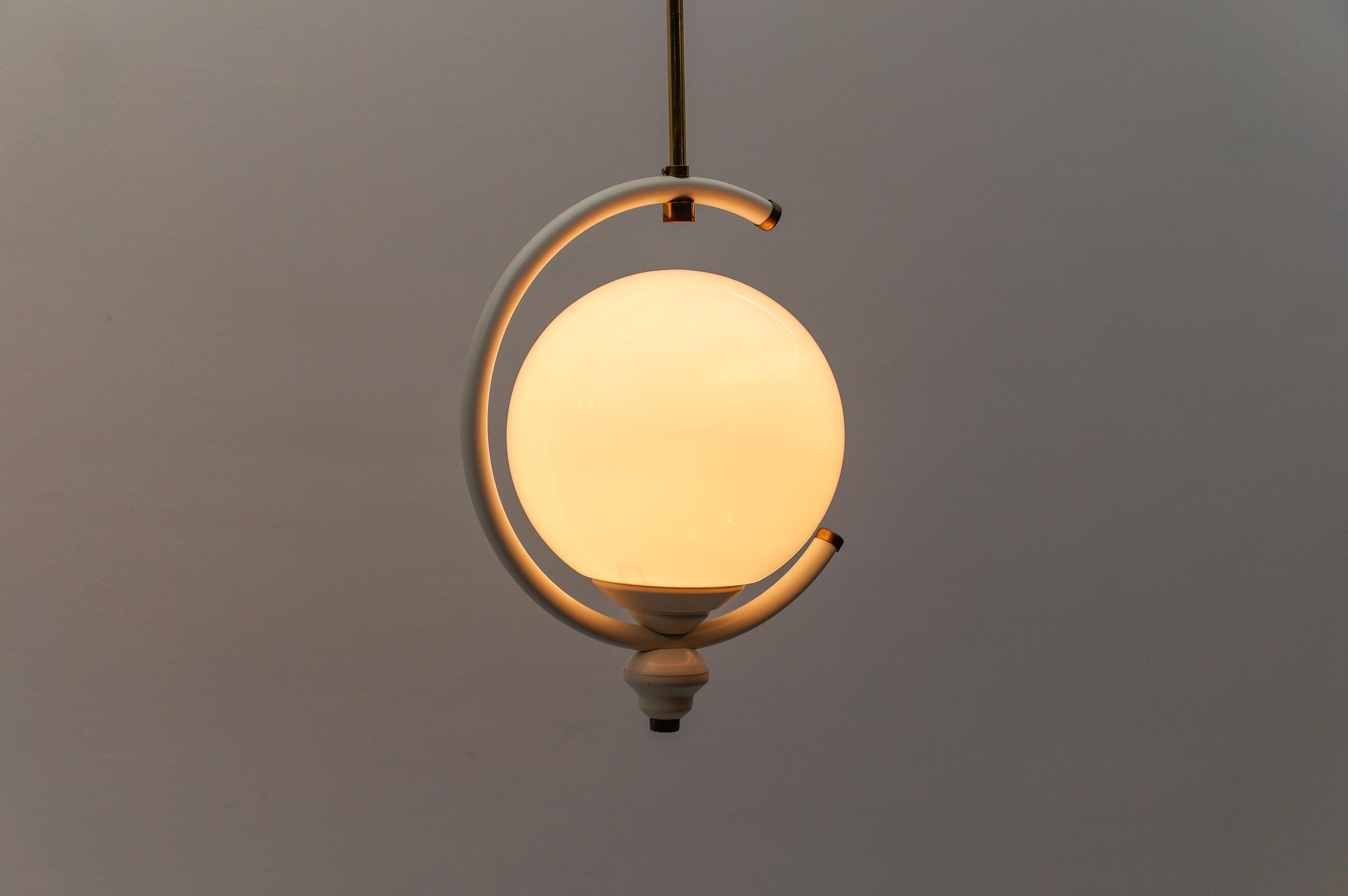 Metallo Lampada da soffitto in vetro opalino moderna di metà secolo, 1960 Italia in vendita