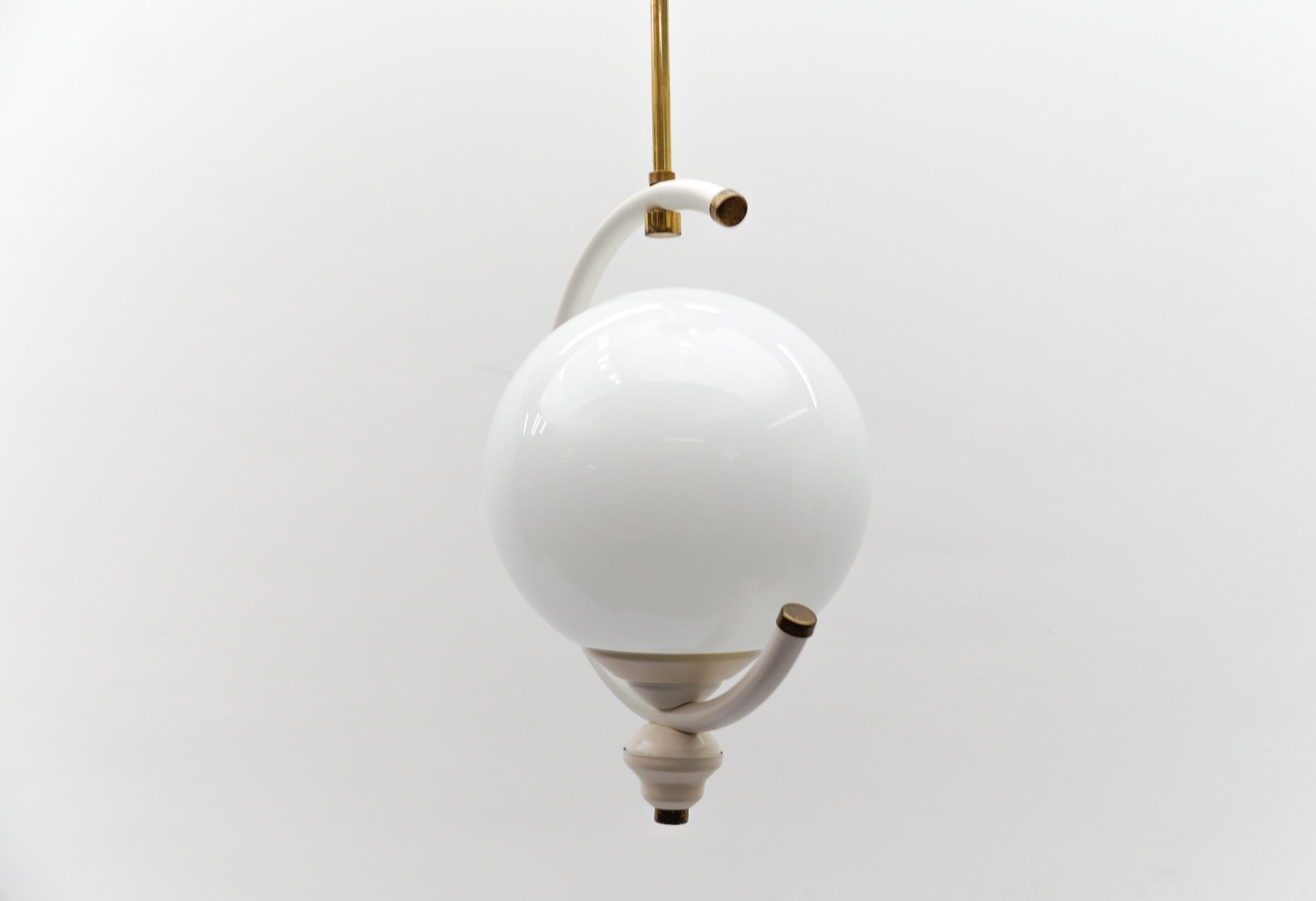 Lampada da soffitto in vetro opalino moderna di metà secolo, 1960 Italia in vendita 1