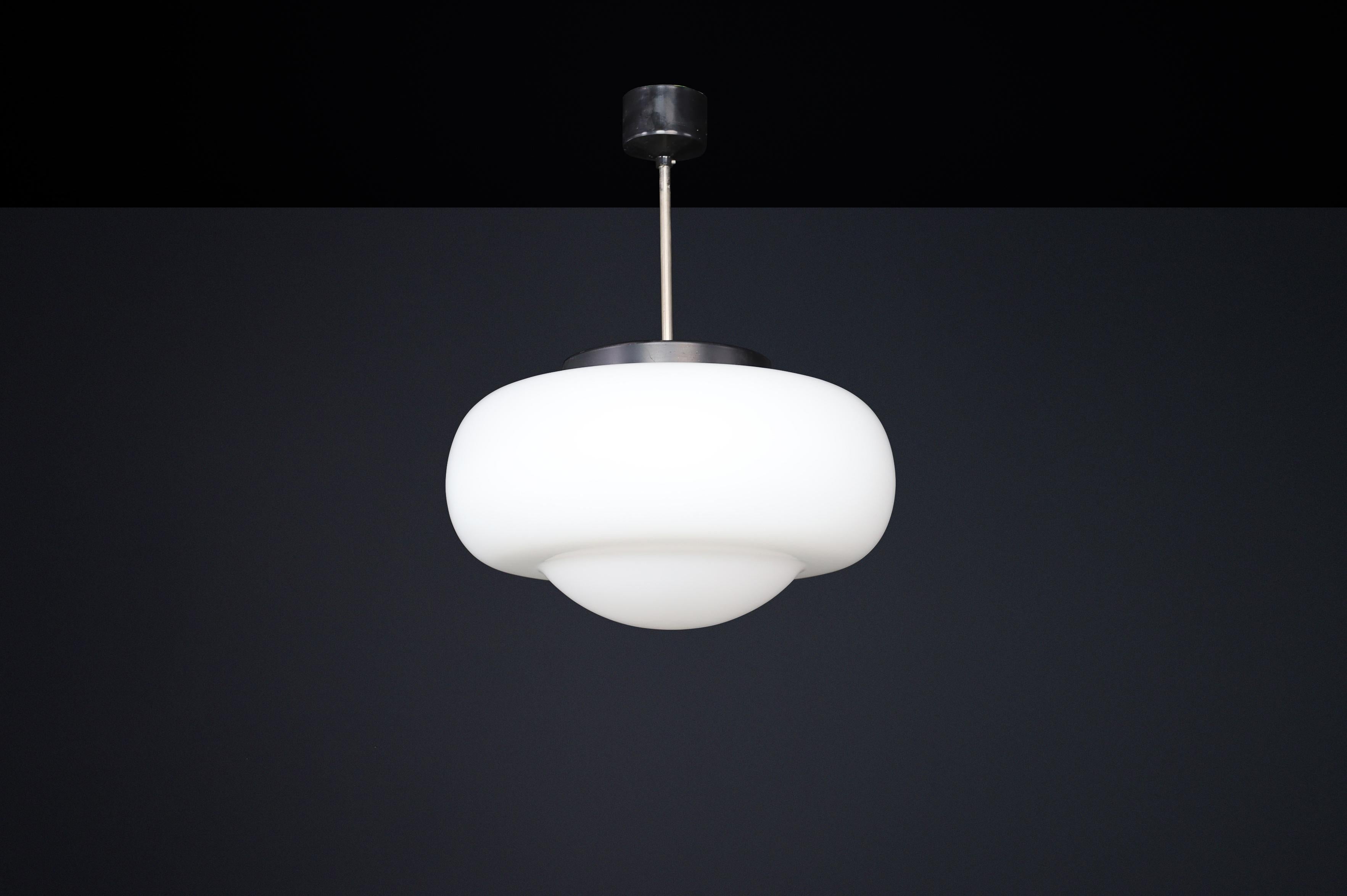 Lampada a sospensione moderna di metà secolo in vetro opalino, Cecoslovacchia, anni '60 in vendita 4