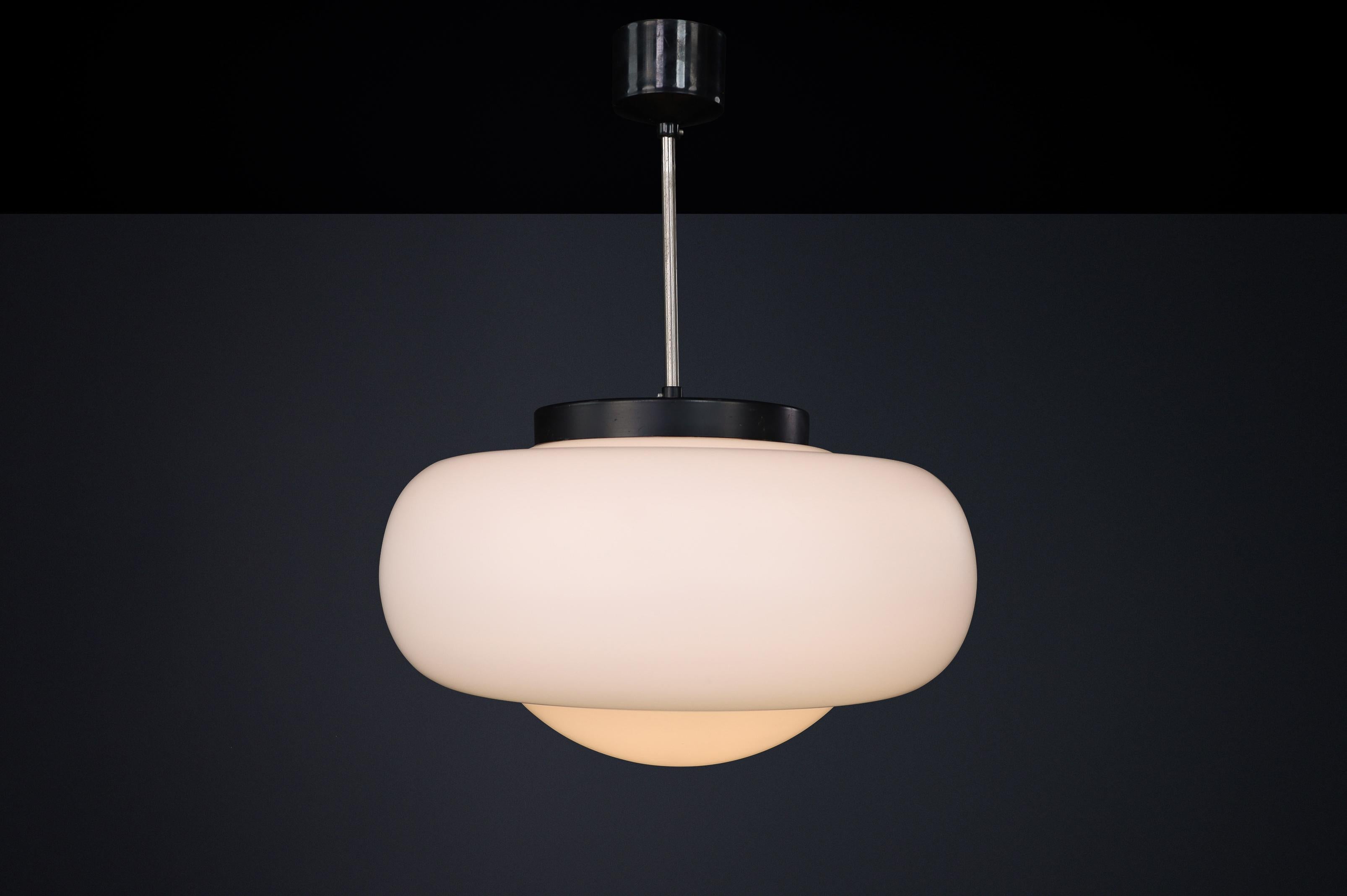 Lampada a sospensione moderna di metà secolo in vetro opalino, Cecoslovacchia, anni '60 in vendita 5