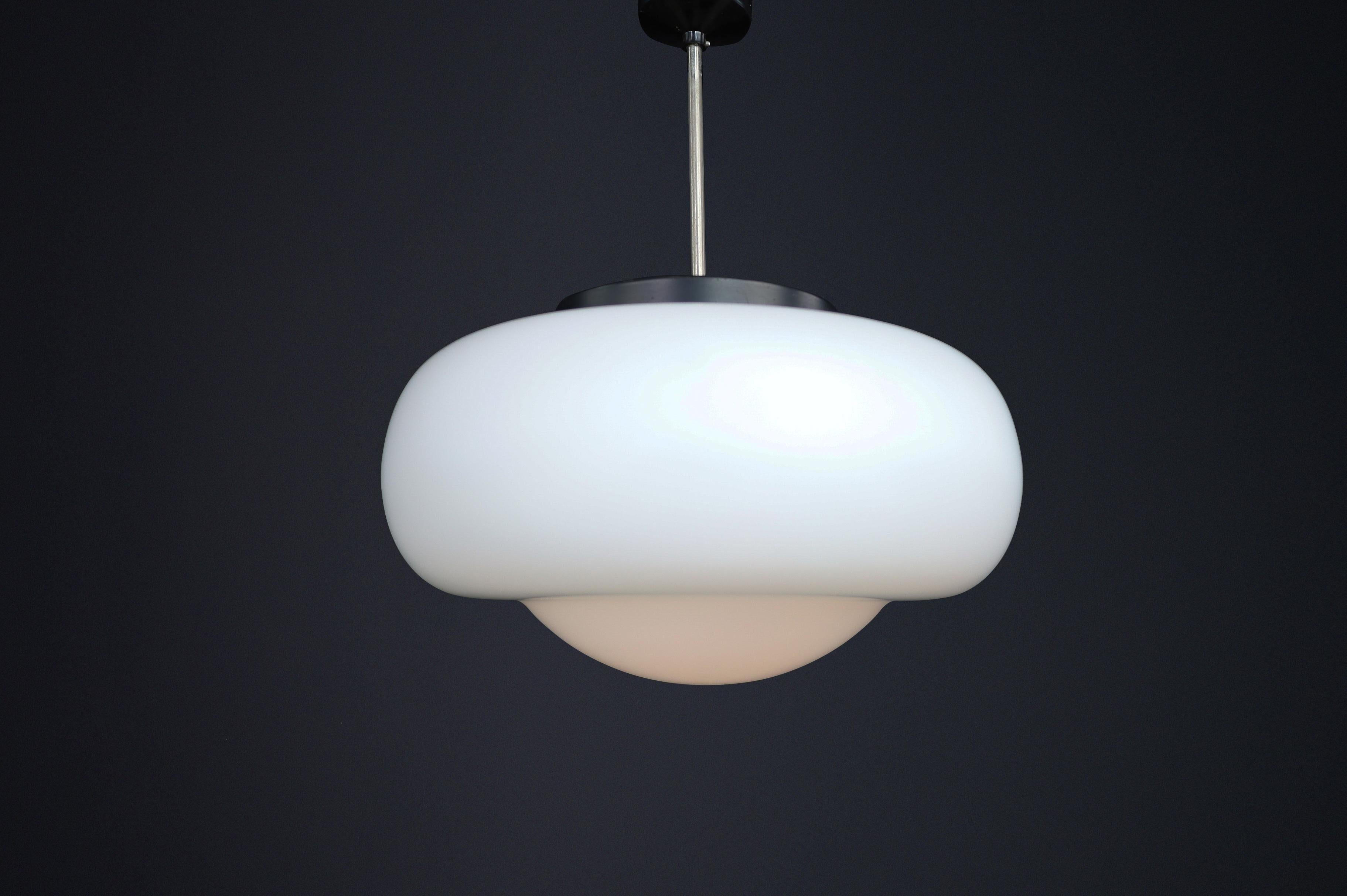 Lampada a sospensione moderna di metà secolo in vetro opalino, Cecoslovacchia, anni '60

Questa elegante lampada a sospensione di metà secolo è stata realizzata in Cecoslovacchia negli anni '60 e presenta un design senza tempo in vetro opalino