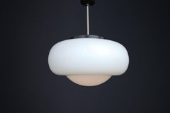 Lámpara colgante de cristal opalino moderno de mediados de siglo, Checoslovaquia, años 60