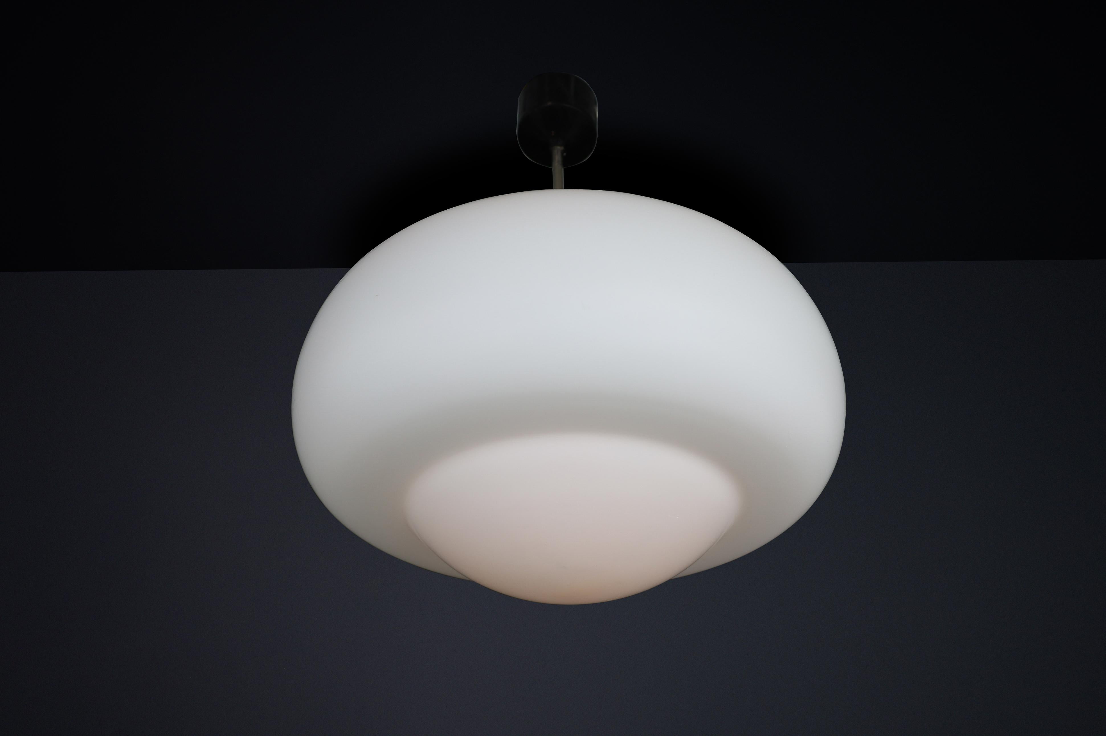 Mid-Century moderno Lampada a sospensione moderna di metà secolo in vetro opalino, Cecoslovacchia, anni '60 in vendita