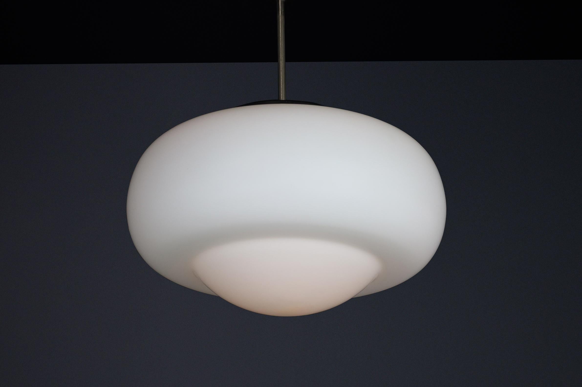 Lampada a sospensione moderna di metà secolo in vetro opalino, Cecoslovacchia, anni '60 In condizioni buone in vendita a Almelo, NL