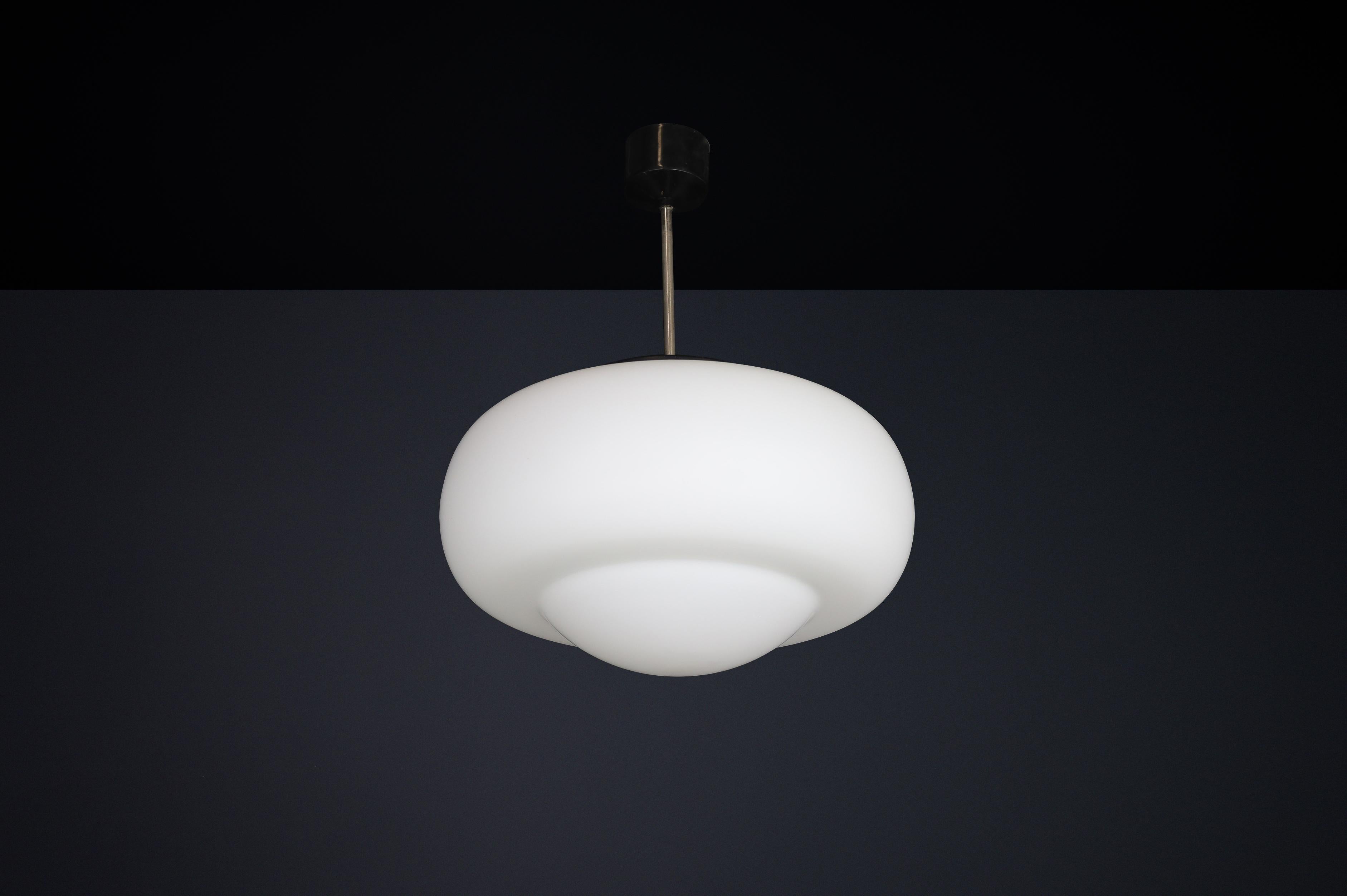 XX secolo Lampada a sospensione moderna di metà secolo in vetro opalino, Cecoslovacchia, anni '60 in vendita