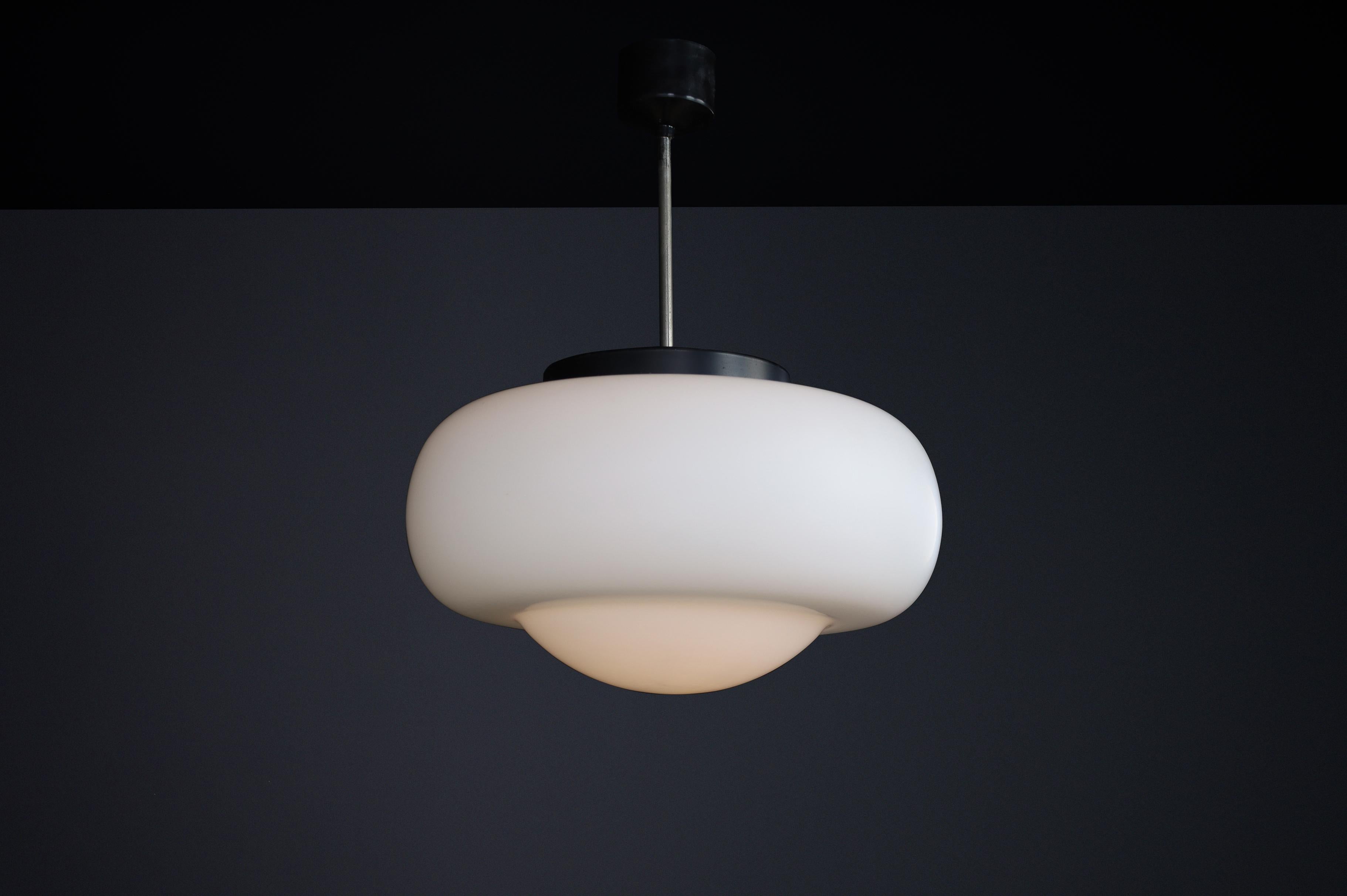 Metallo Lampada a sospensione moderna di metà secolo in vetro opalino, Cecoslovacchia, anni '60 in vendita