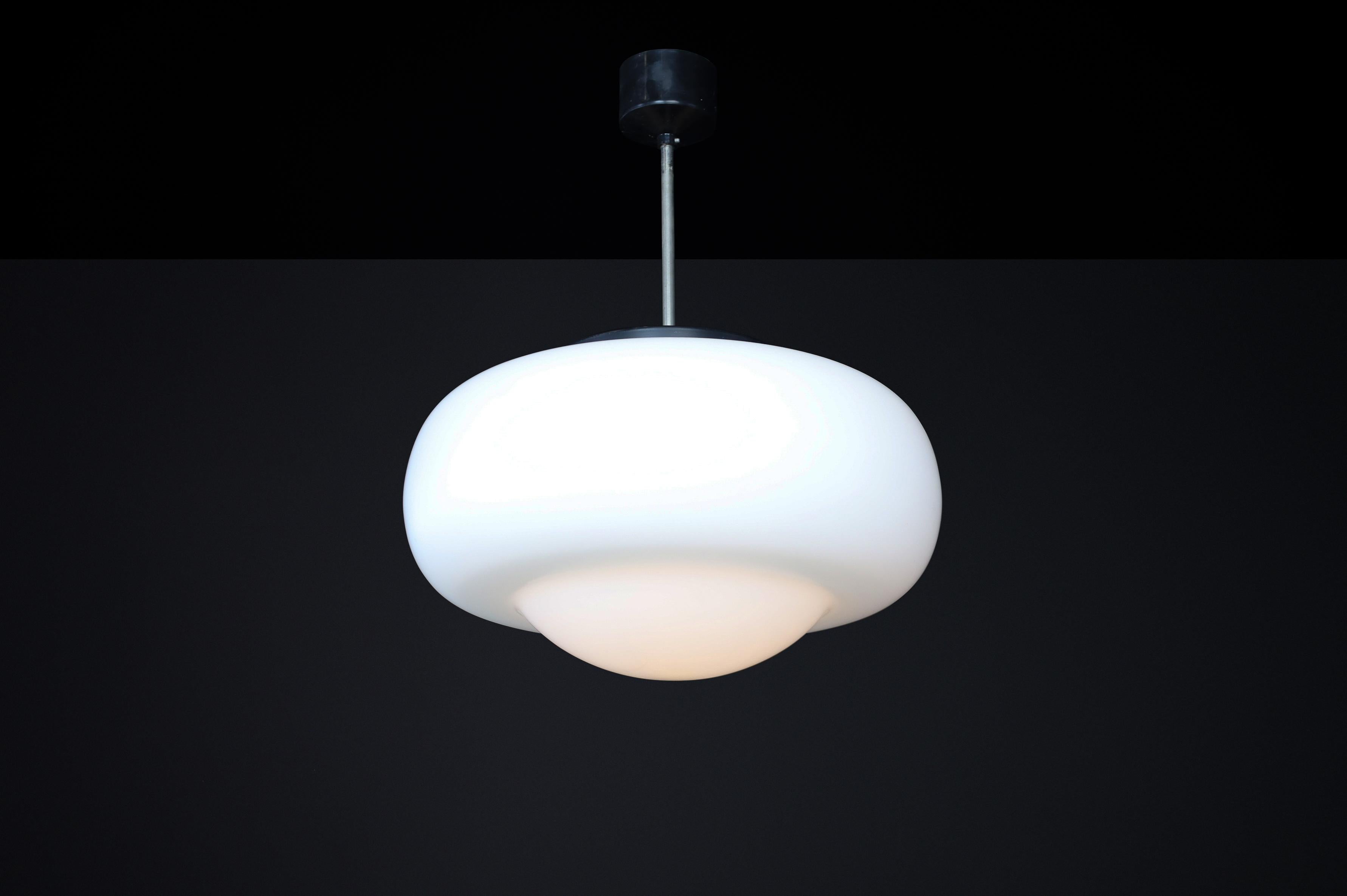 Lampada a sospensione moderna di metà secolo in vetro opalino, Cecoslovacchia, anni '60 in vendita 1