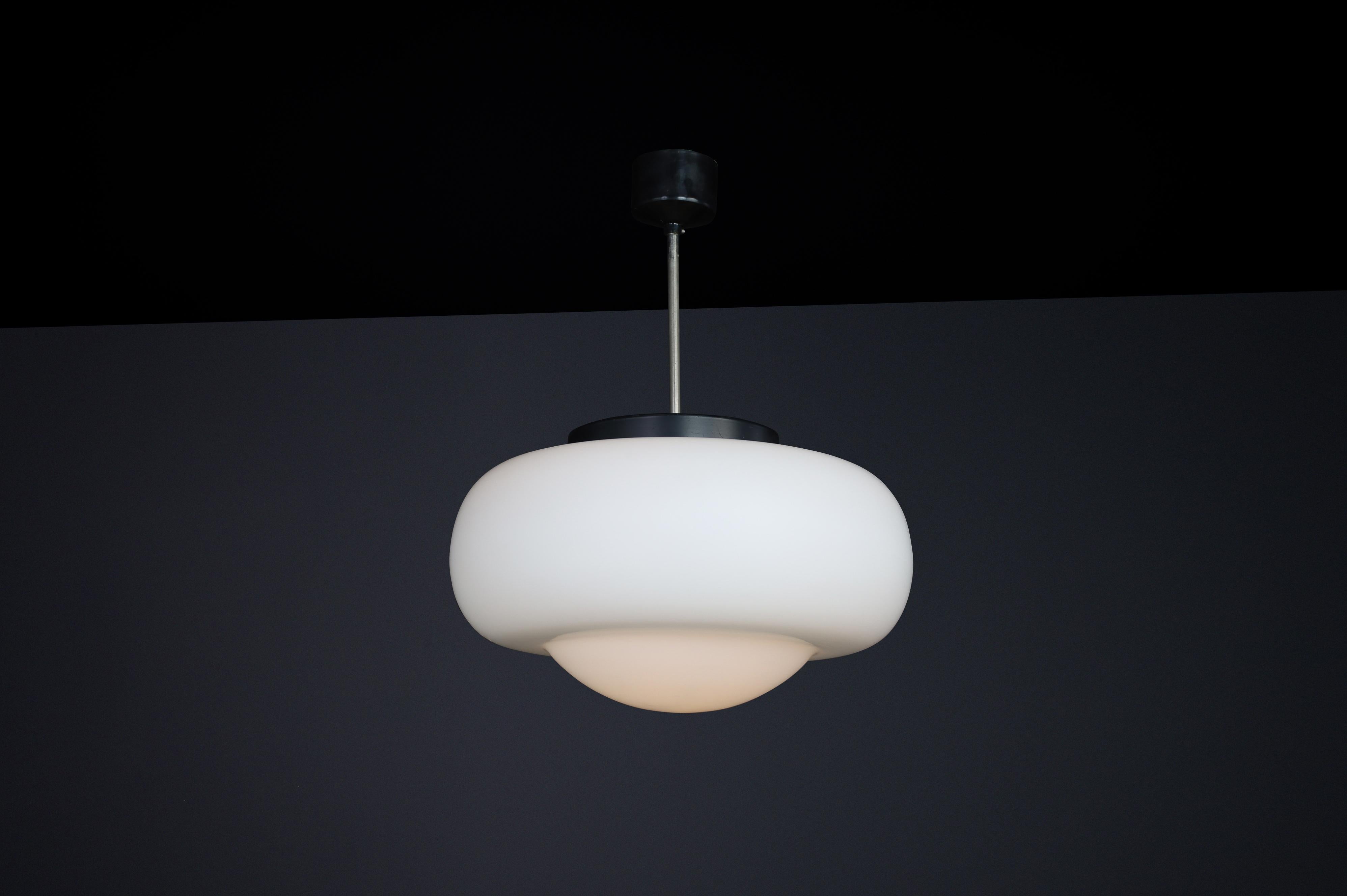 Lampada a sospensione moderna di metà secolo in vetro opalino, Cecoslovacchia, anni '60 in vendita 2