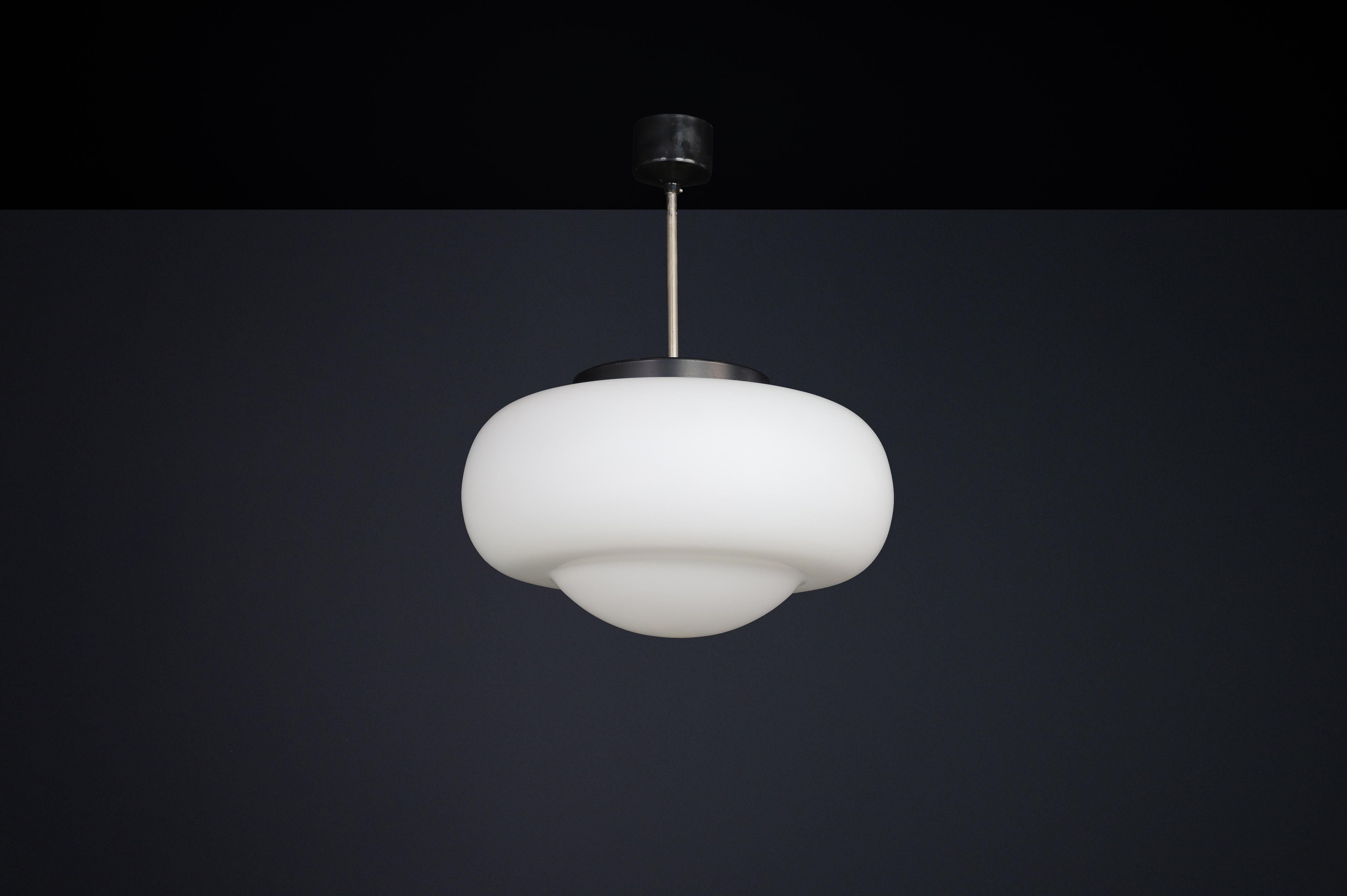 Lampada a sospensione moderna di metà secolo in vetro opalino, Cecoslovacchia, anni '60 in vendita 3