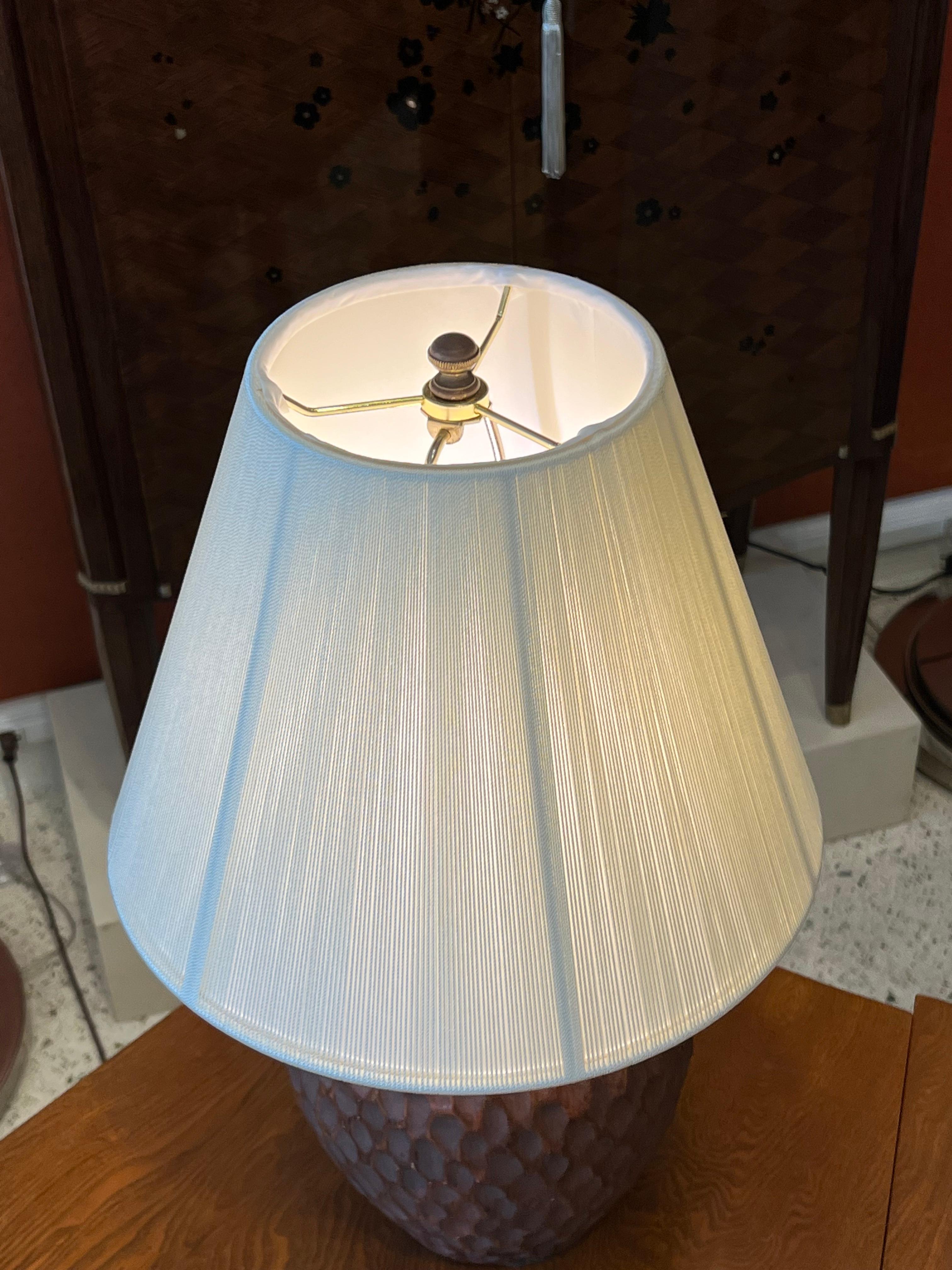 Mid-Century Modern Opaque Maroon Matelée Table Lamp In Good Condition For Sale In Miami, FL