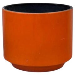 Modernes orangefarbenes und schwarzes Pflanzgefäß aus Keramik mit Fuß aus der Mitte des Jahrhunderts