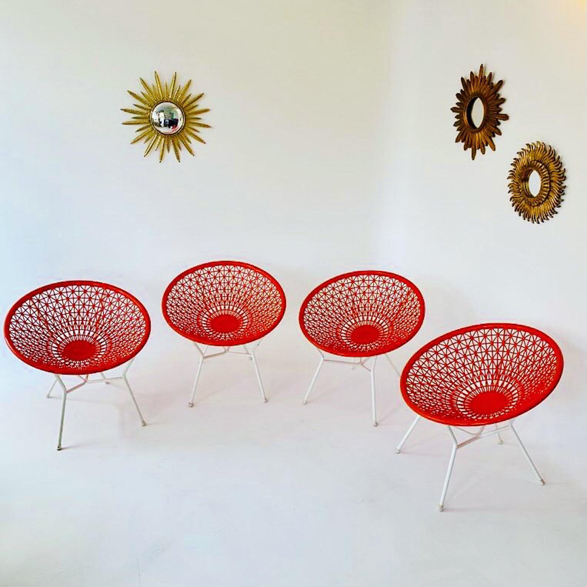 Chaises longues d'extérieur orange et blanches du milieu du siècle, Italie, 1970.

Ce rare ensemble de mobilier d'extérieur composé de chaises 