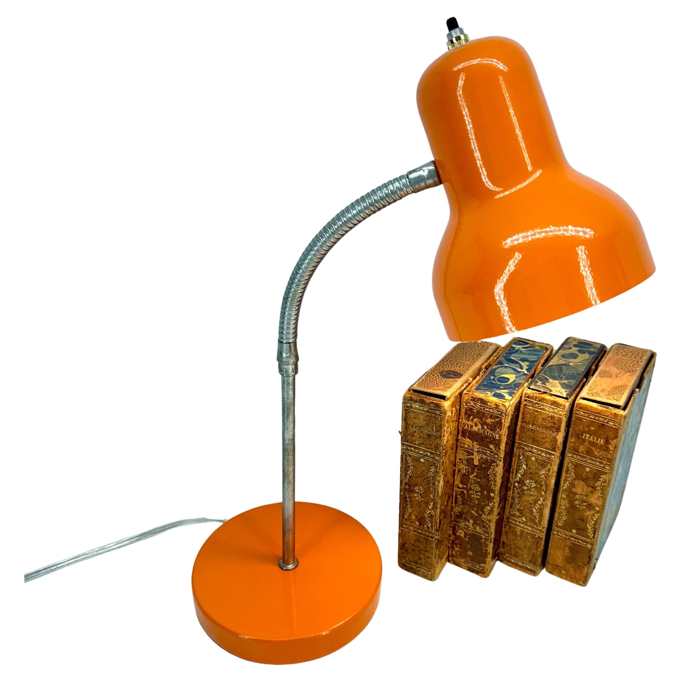 Moderne orangefarbene Kegel-Schwanenhals-Schreibtischlampe. 
Diese Schreibtischlampe wurde kürzlich gerettet und in leuchtendem Orange pulverbeschichtet. 
 