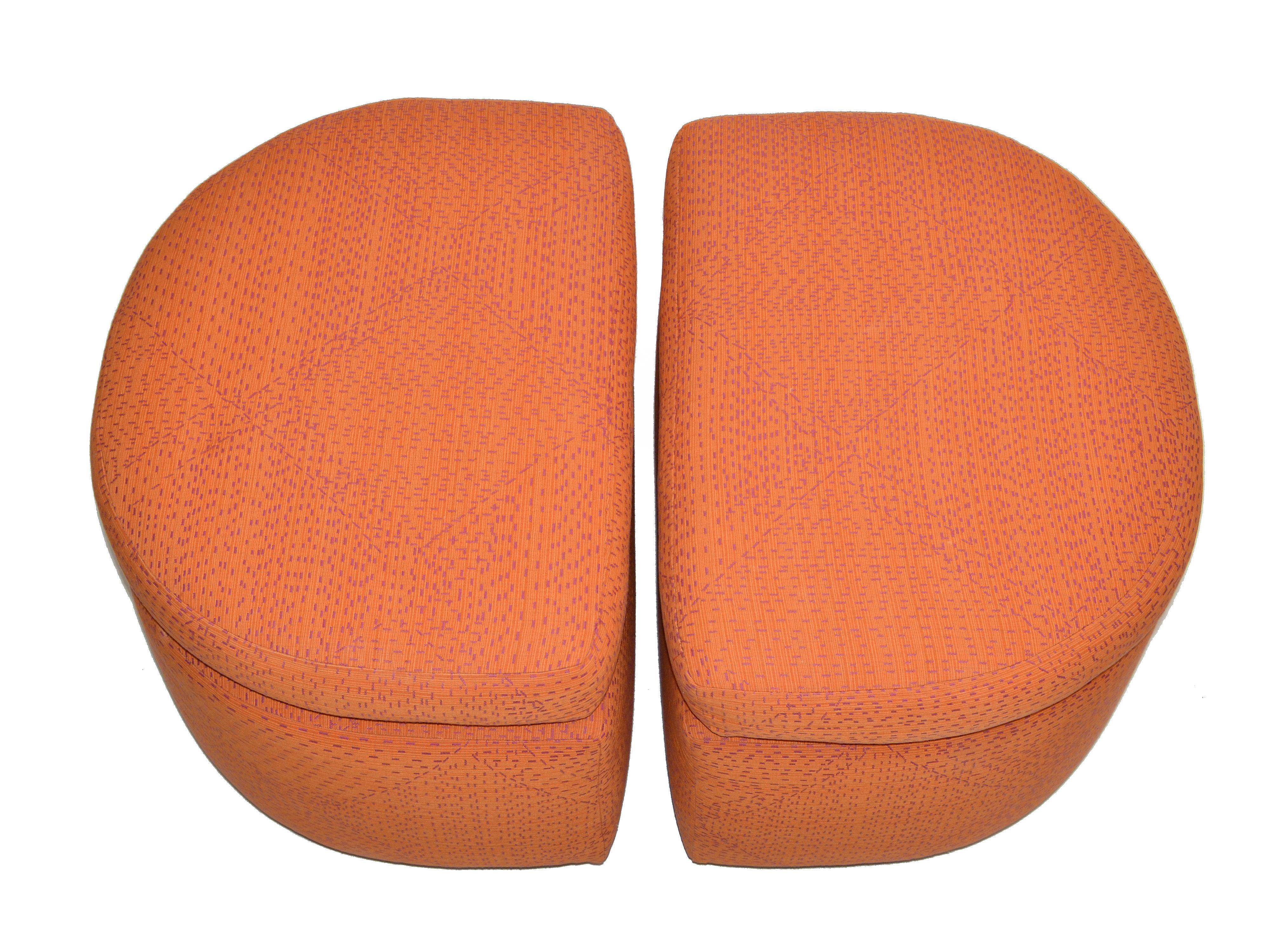 Paar von einzigartigen geformten Ottomane in orange und lila Baumwollstoff auf Rollen.
Jede Ottomane hat ein Sitzkissen und die vier Rollen funktionieren reibungslos.
 