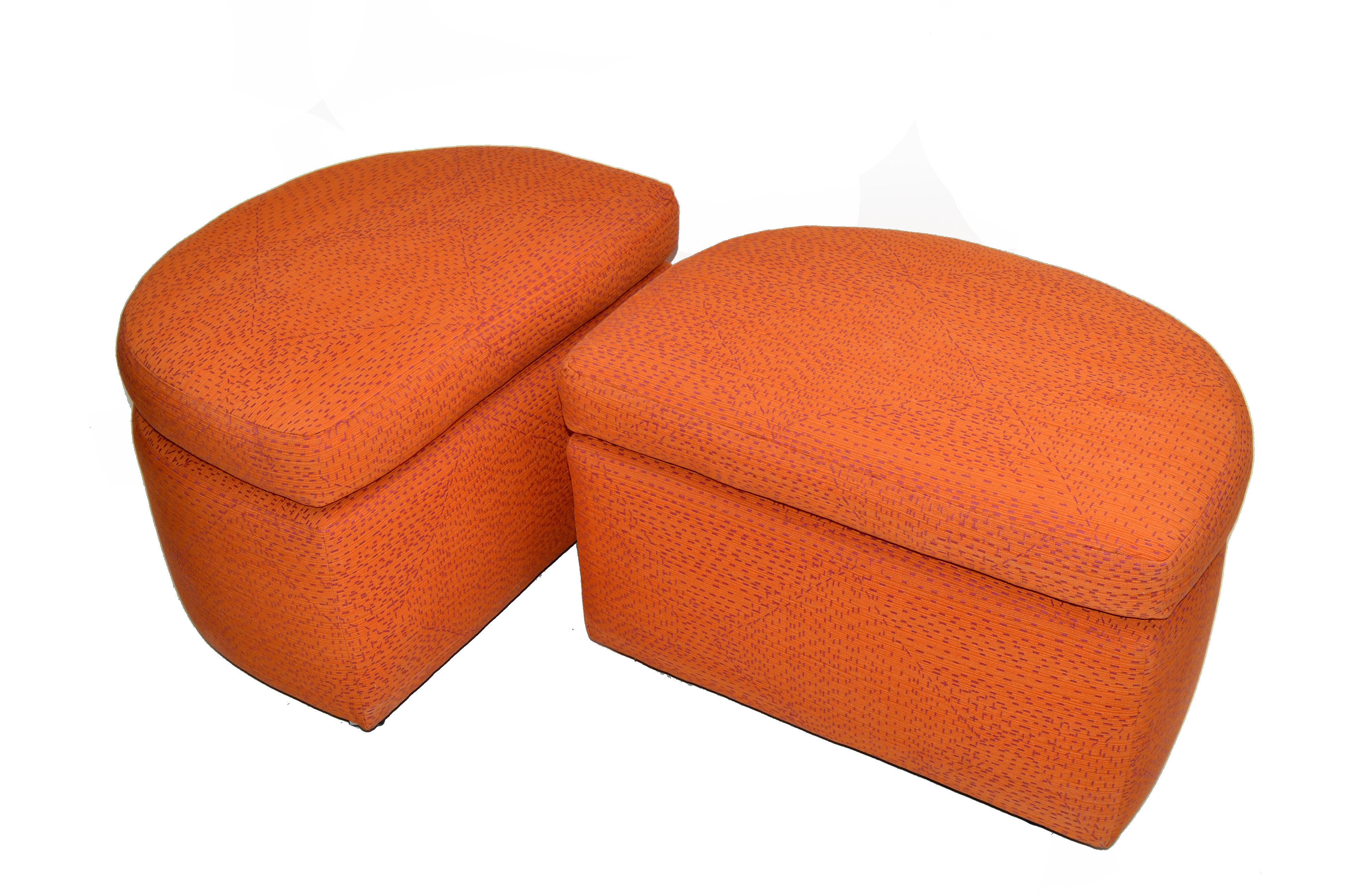 Moderner Polsterhocker aus orangefarbener Baumwolle auf Rollen und Kissen aus der Mitte des Jahrhunderts – Paar (Handgefertigt) im Angebot