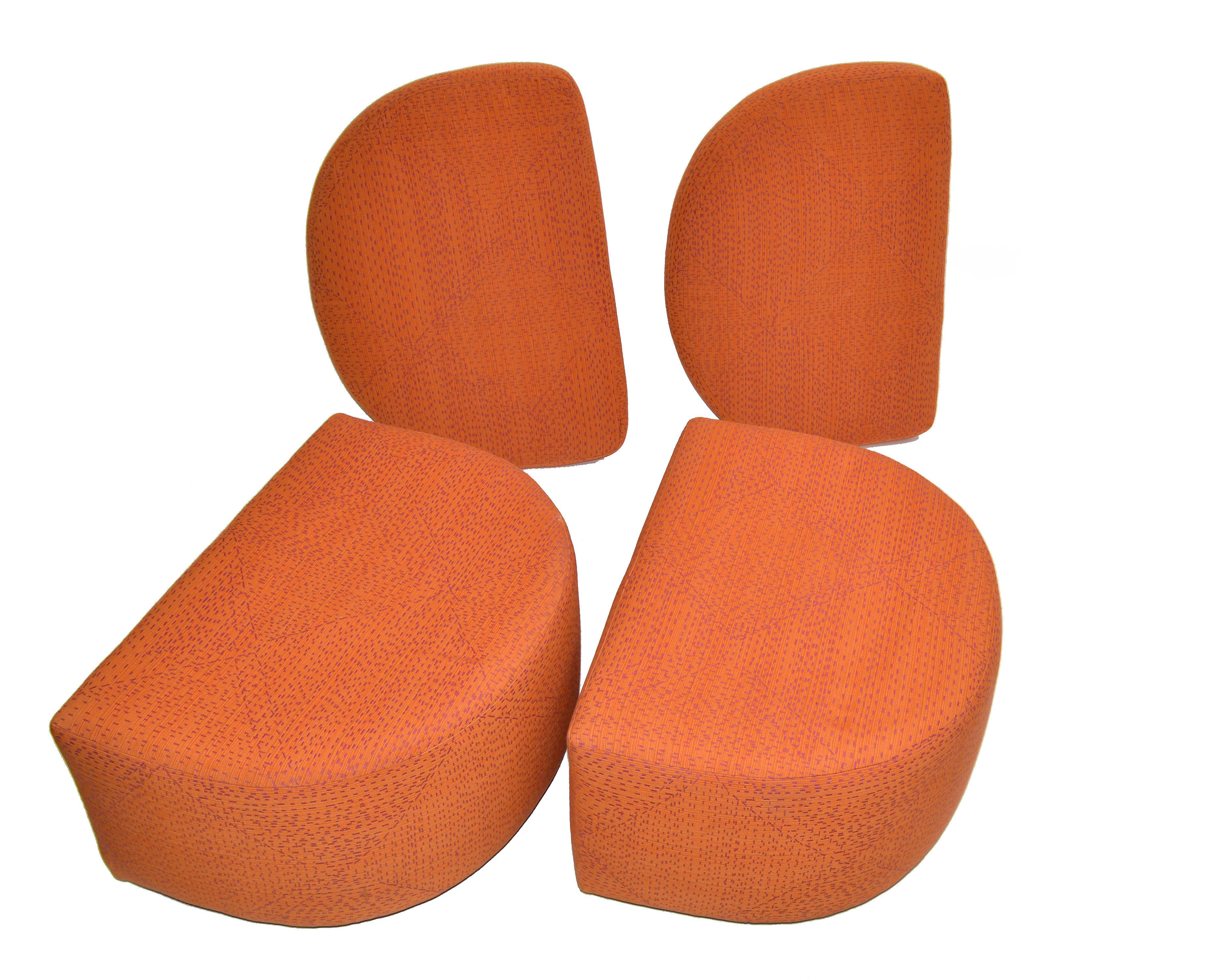 Moderner Polsterhocker aus orangefarbener Baumwolle auf Rollen und Kissen aus der Mitte des Jahrhunderts – Paar (Holz) im Angebot