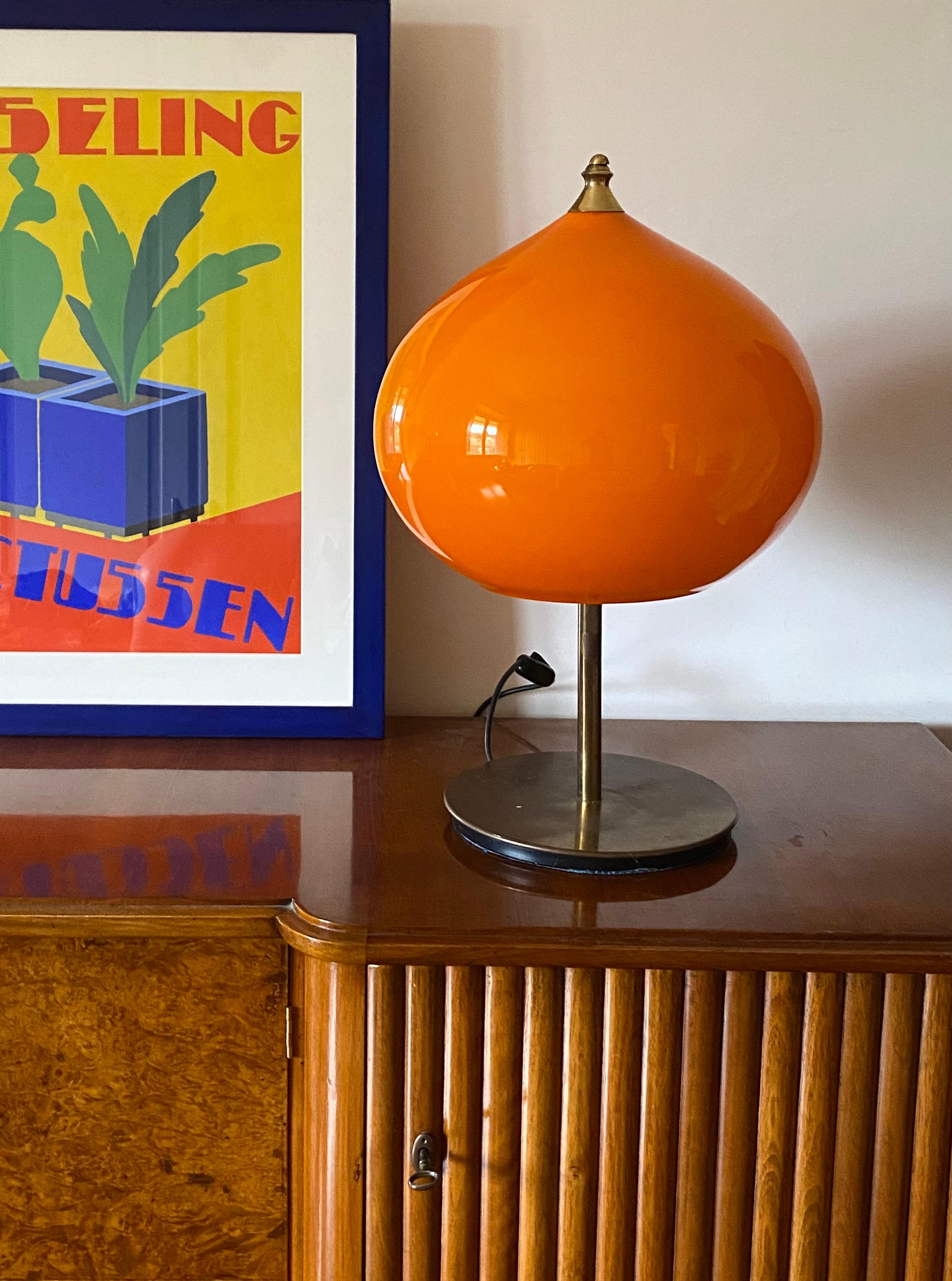 Moderne monumentale Tischleuchte, entworfen von Alessandro Pianon

Vistosi Italien, ca. 1960er Jahre

Orangefarbenes Muranoglas in Zwiebelform 

messingstab und Sockel

53 cm H - Durchm. 27 cm

Dreifache Glühbirnen. Europäischer Stecker.

Zustand: