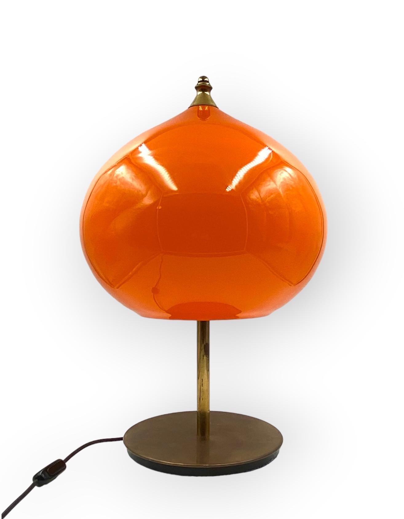 Mid-century modern orange glass table lamp, Vistosi Italy, 1960s In Excellent Condition For Sale In Firenze, IT