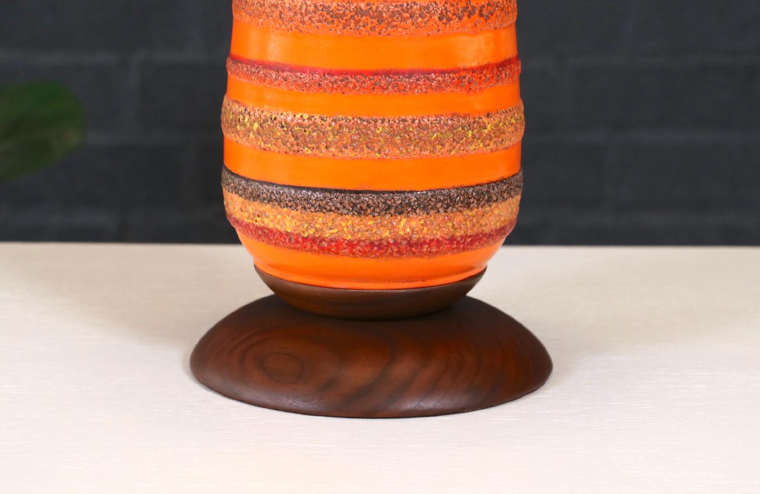 Lámpara de sobremesa de cerámica esmaltada naranja moderna de mediados de siglo by Phil-Mar Moderno de mediados de siglo en venta