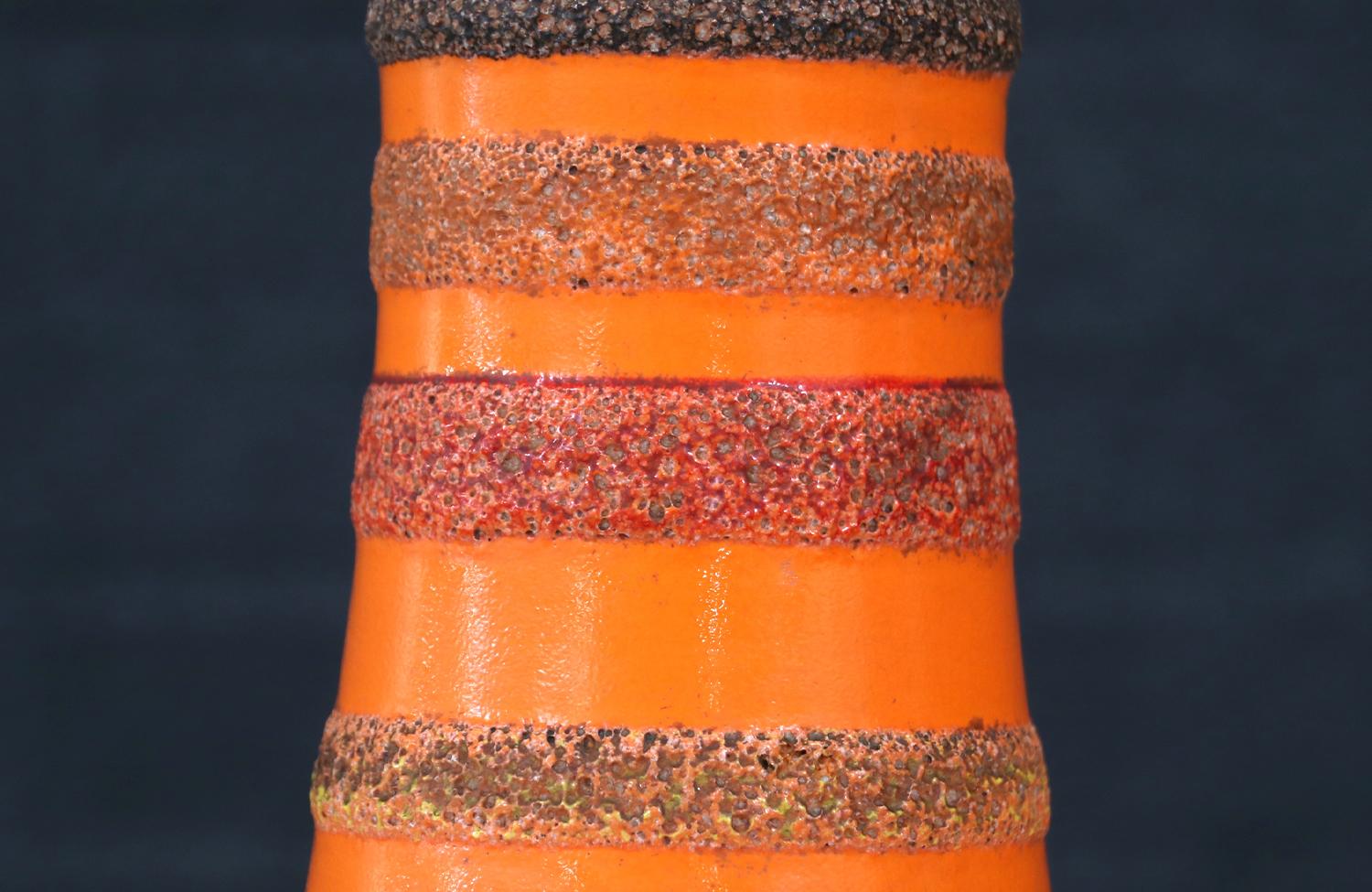 Lámpara de sobremesa de cerámica esmaltada naranja moderna de mediados de siglo by Phil-Mar Estadounidense en venta