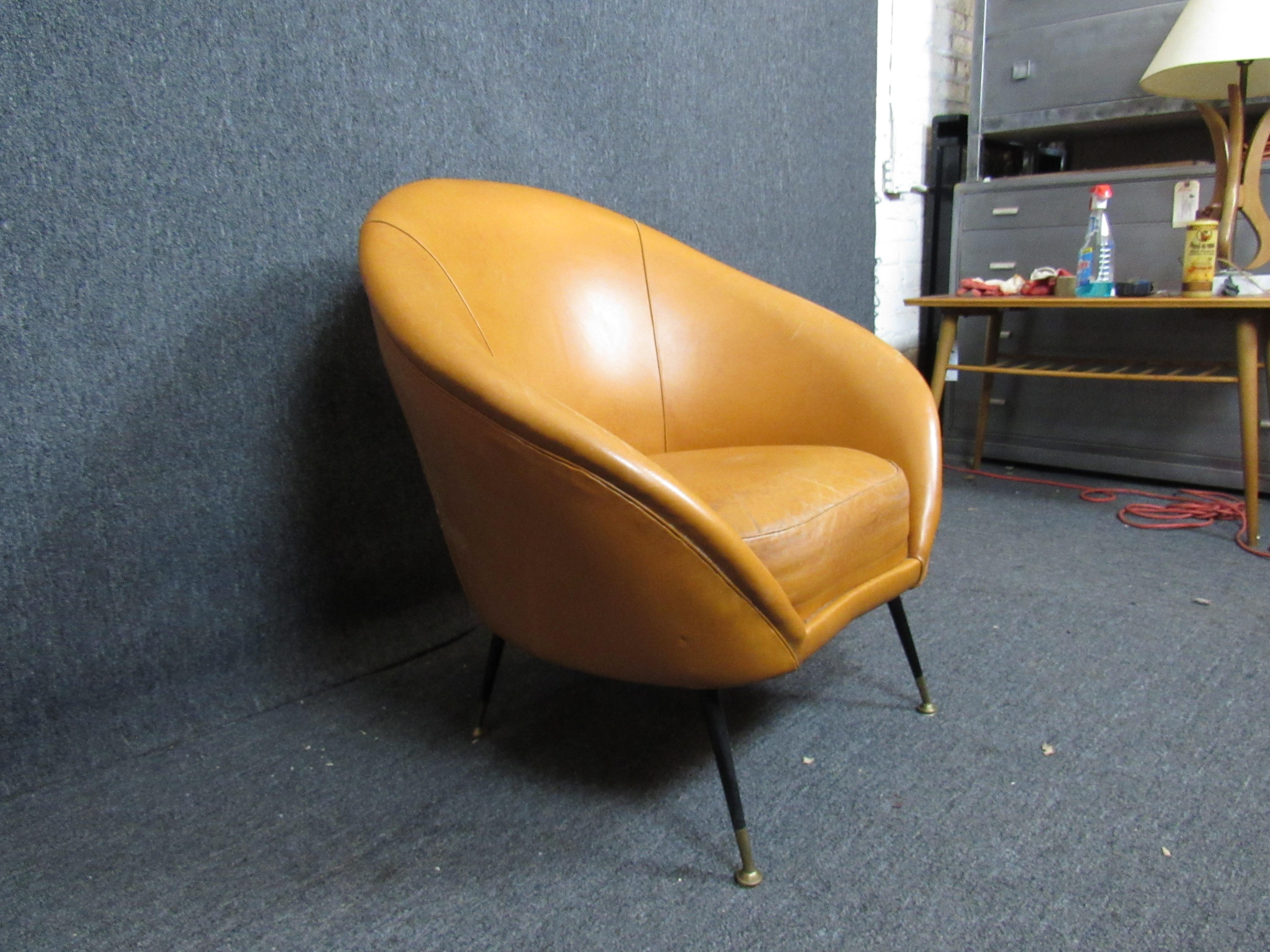 Mid-Century Modern Orange Leather Club Chair In Good Condition For Sale In Brooklyn, NY