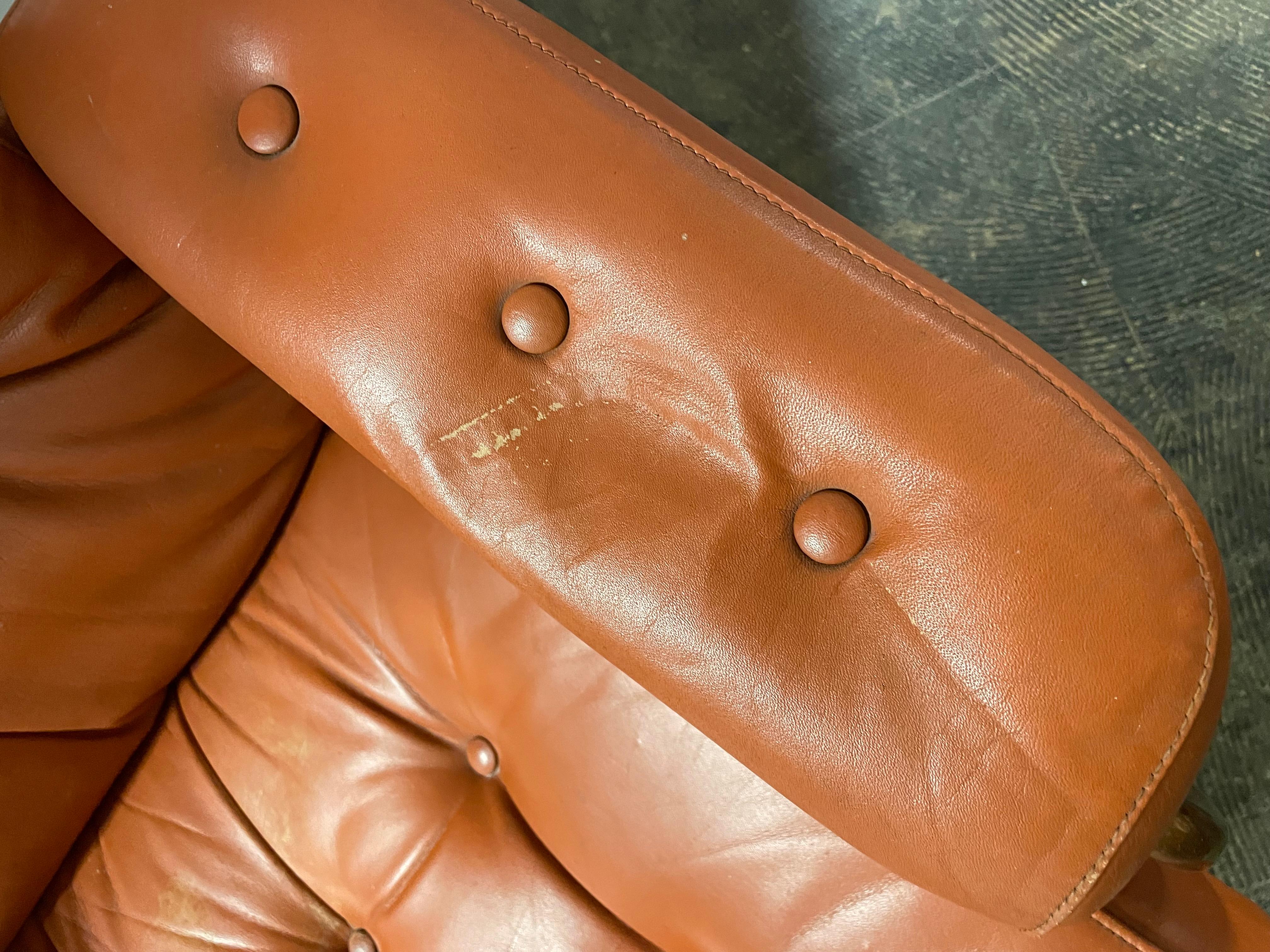 Mid-Century Modern Orange Leather Ekornes Stressless Recliner Chair with Ottoman In Good Condition In Philadelphia, PA