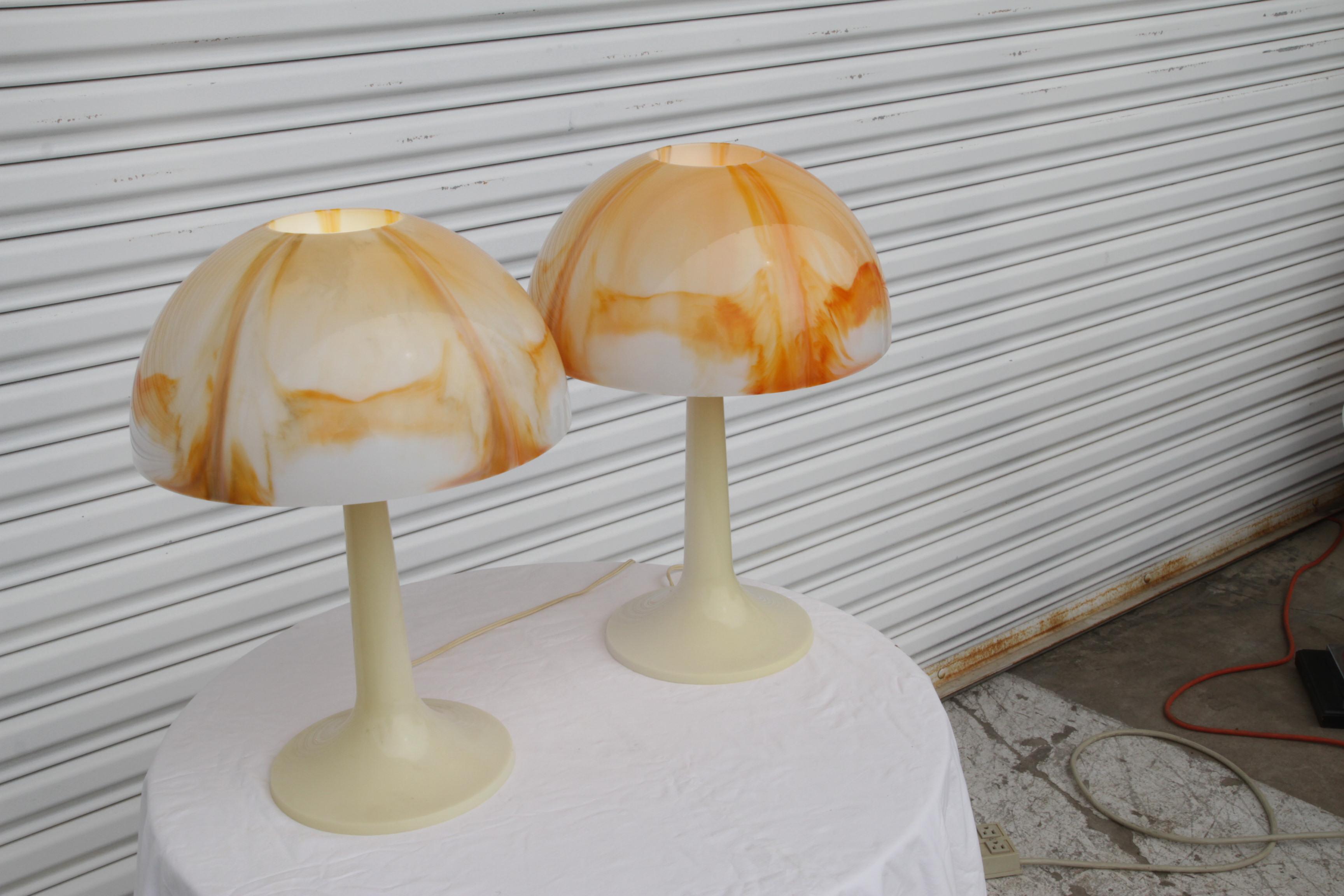 Lampada a fungo moderna di metà secolo super cool. In plastica stampata, con un paralume marmorizzato arancione e bianco su una base bianca disegnata da Gilbert Softlite. La lampada a fungo retrò per eccellenza emette una splendida luce arancione