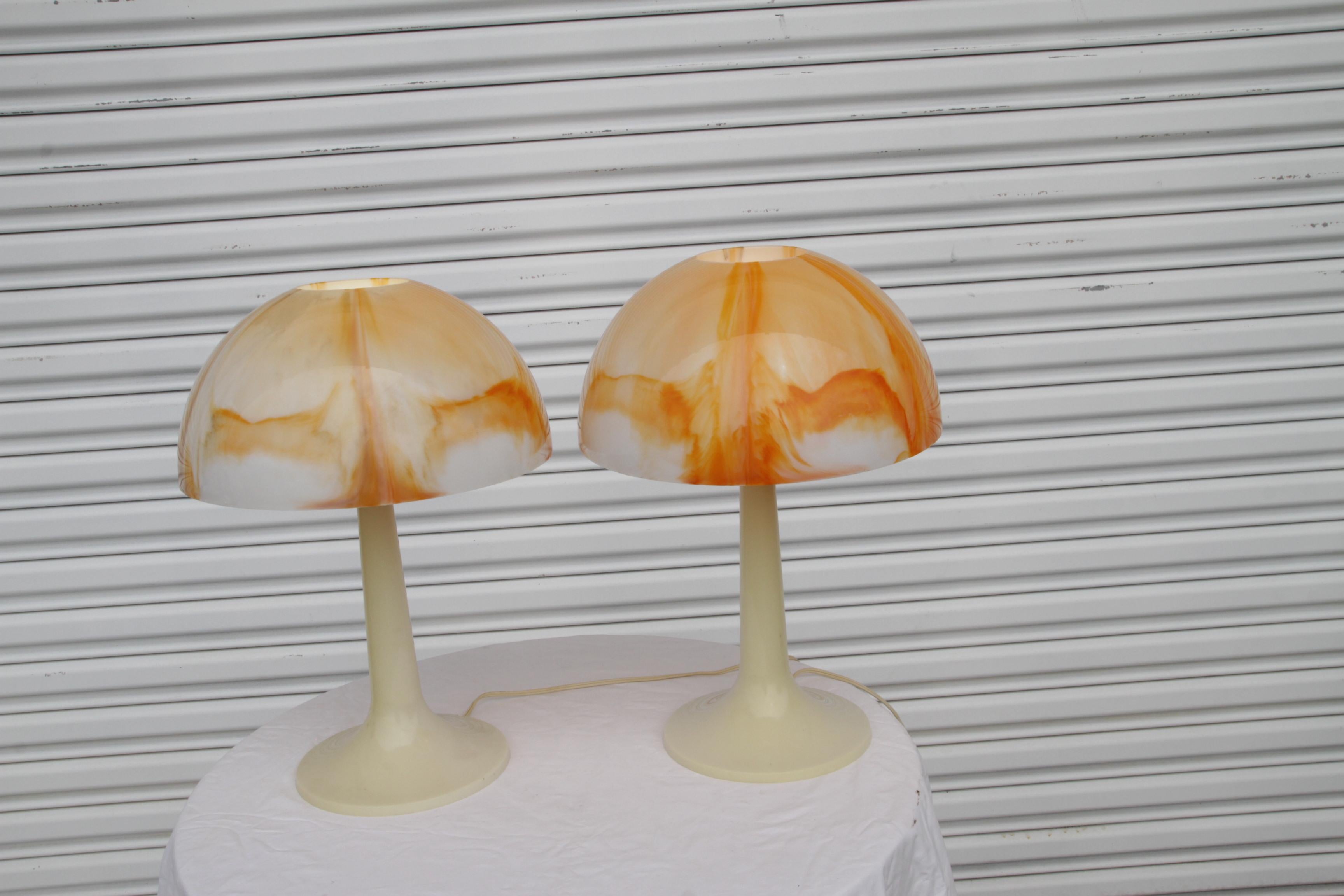 Mid-Century moderno Lampade a fungo arancione di Gilbert Softlite del Mid Century Modern in vendita