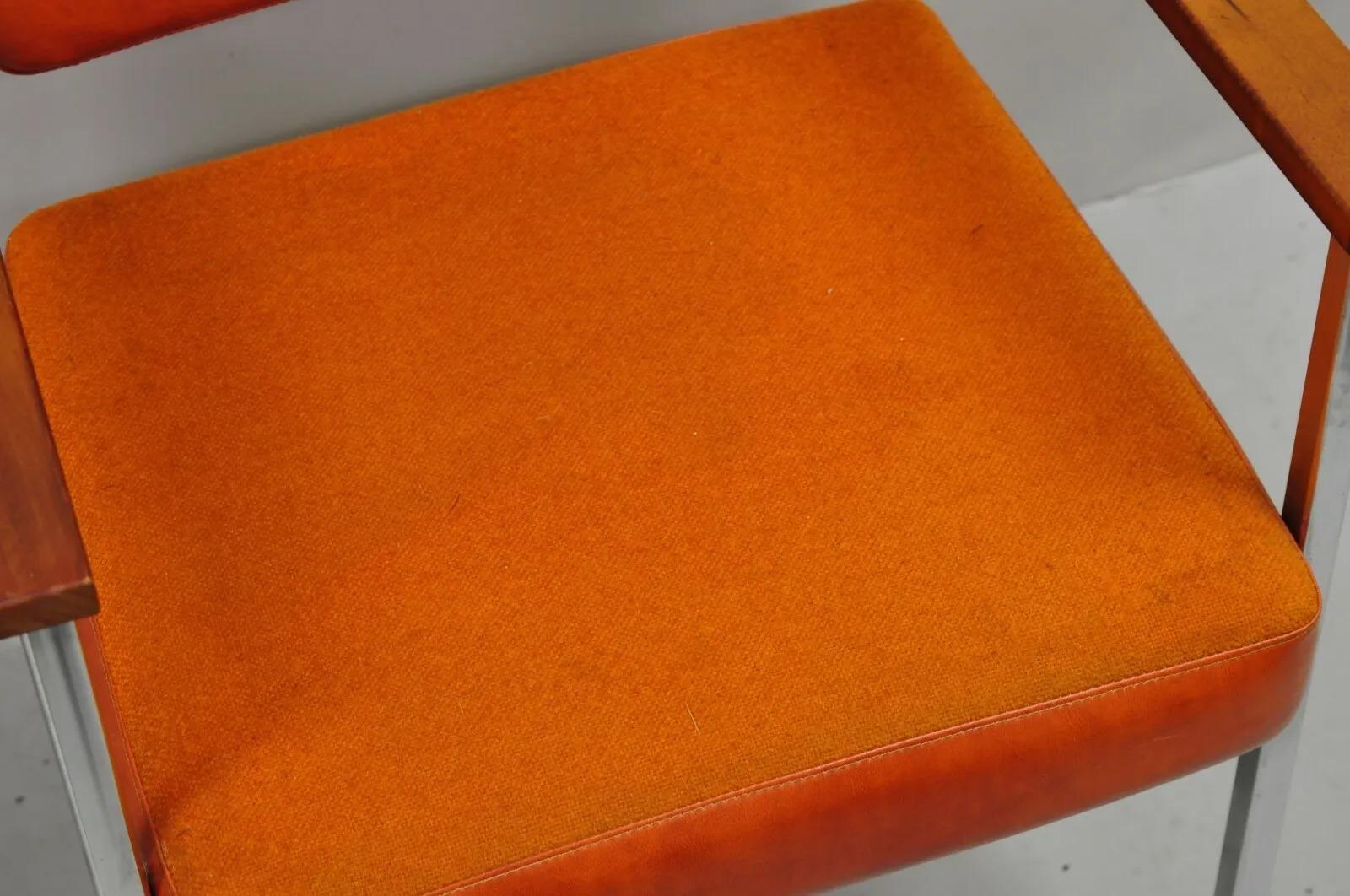20ième siècle Fauteuils de salon modernes du milieu du siècle dernier en Naugahyde orange avec cadre chromé par Malibu Ind en vente
