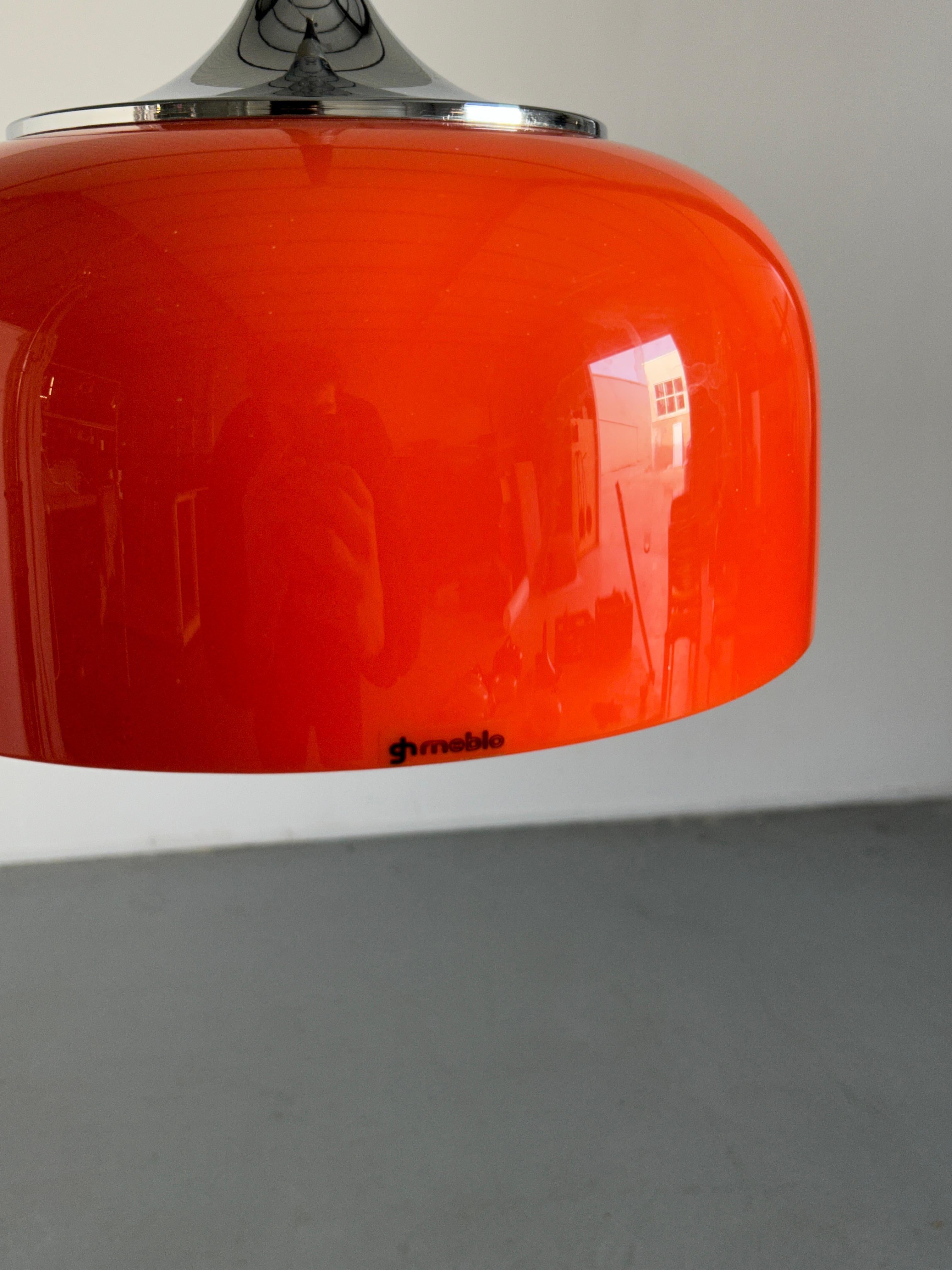 Moderne orangefarbene Mid-Century-Pendelleuchte entworfen von Harvey Guzzini für Meblo, 70er Jahre (Kunststoff) im Angebot