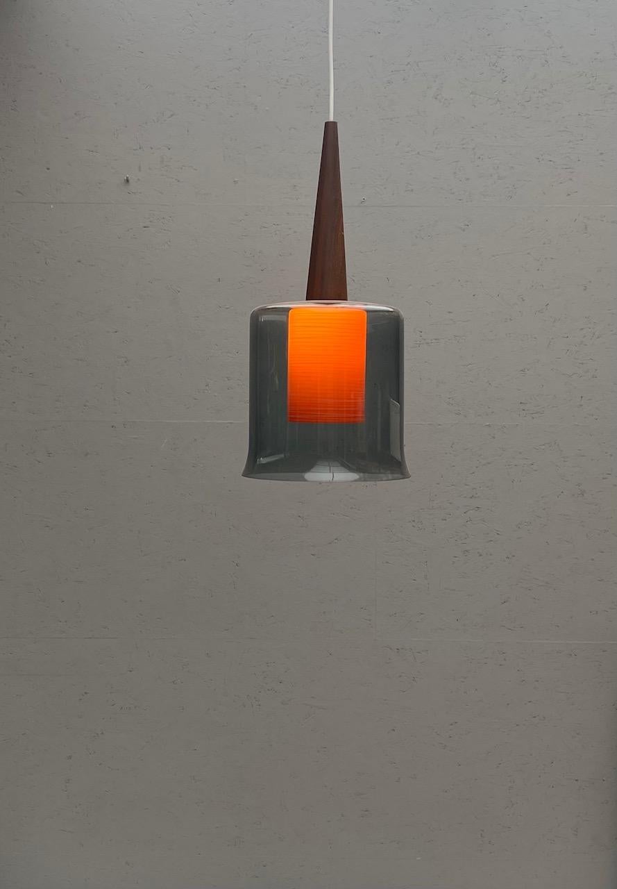Lampada a sospensione scandinava arancione di stile Mid-Century Modern. 
Una coppia disponibile 
Prezzo per pezzo.