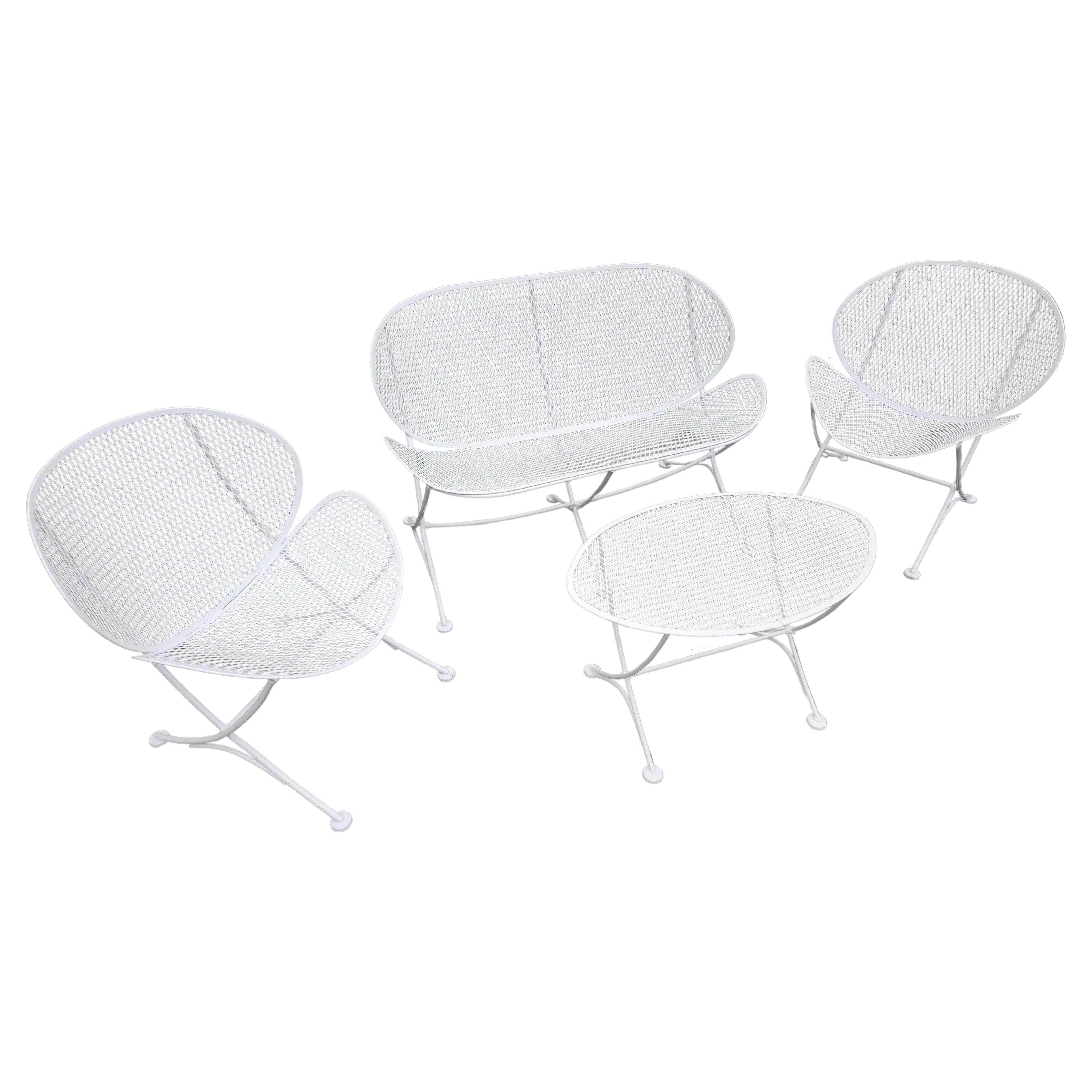 Fabelhaftes 4er-Set von John Salterini mit Maurizio Tempestini, der dieses erstaunliche zeitlose Set entworfen hat. Das Set besteht aus einem Sofa mit 24,5 Tiefe, 41,25 Breite, 27 Höhe und 16 Sitzhöhe.
2 Stühle 22 tief, 22 breit, 26,25 hoch und eine