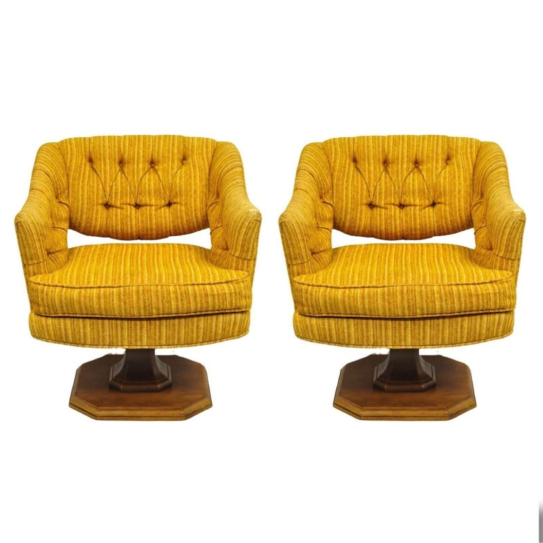 Vintage Mid Century Modern Orange gepolstert Swivel Club Lounge Chairs von Silver Craft - ein Paar. Circa Mitte des 20. Jahrhunderts. Abmessungen: 29,5