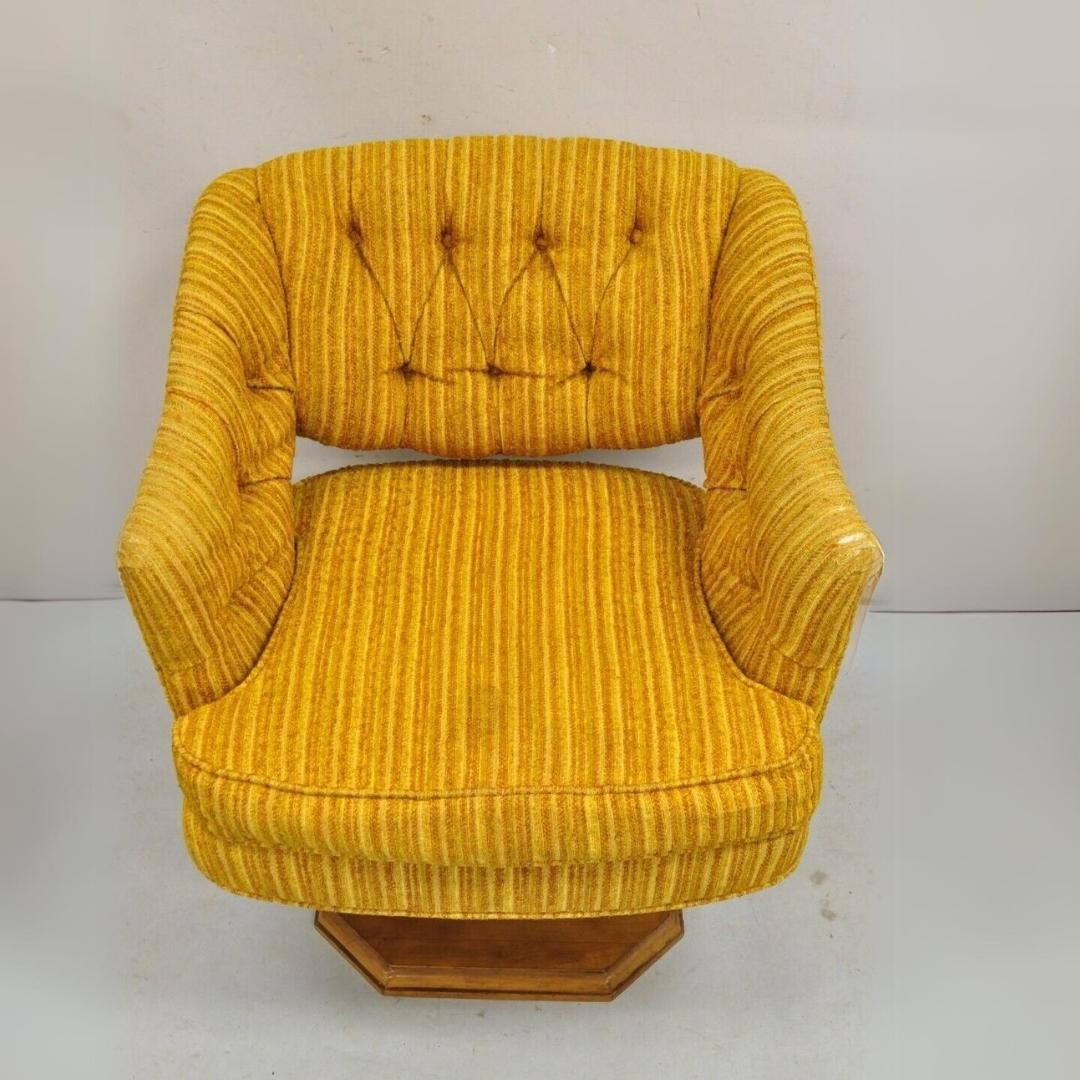 Mid Century Modern Orange Swivel Club Lounge Chairs by Silver Craft - a Pair In Good Condition For Sale In Philadelphia, PA