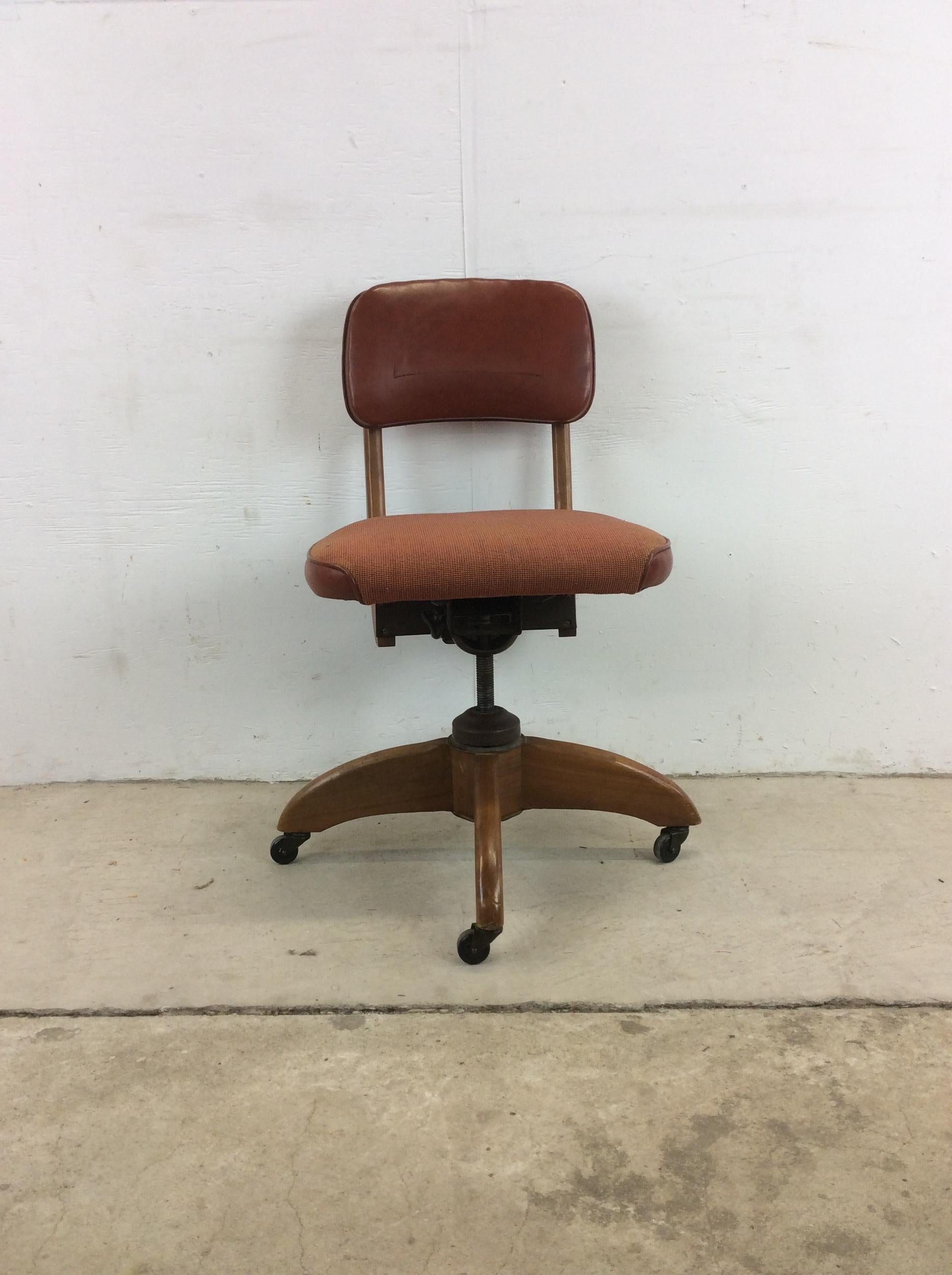 This mid century modern desk chair by Chromcraft features hardwood frame, original medium tone finish, orange fabric upholstered adjustable seat, vinyl seat back, and castor wheels.

Dimensions: 18w 24.25d 32h 19.25sh 



