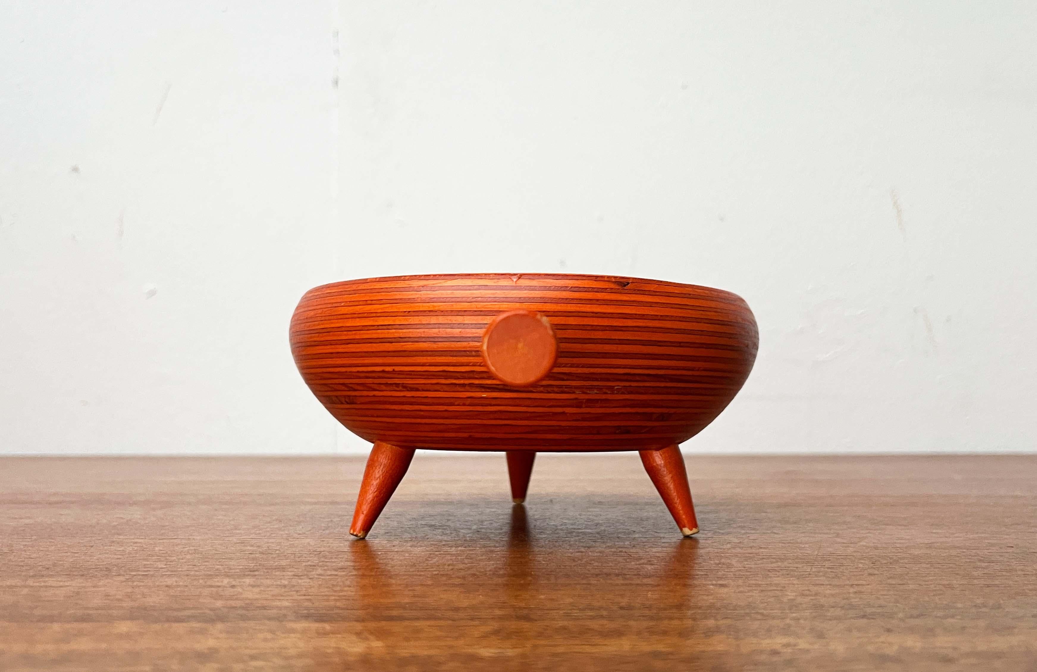 Orangefarbene Dreibeinschale aus der Mitte des Jahrhunderts aus Holz von Paavo Asikainen Finnland 1960er Jahre im Angebot 4
