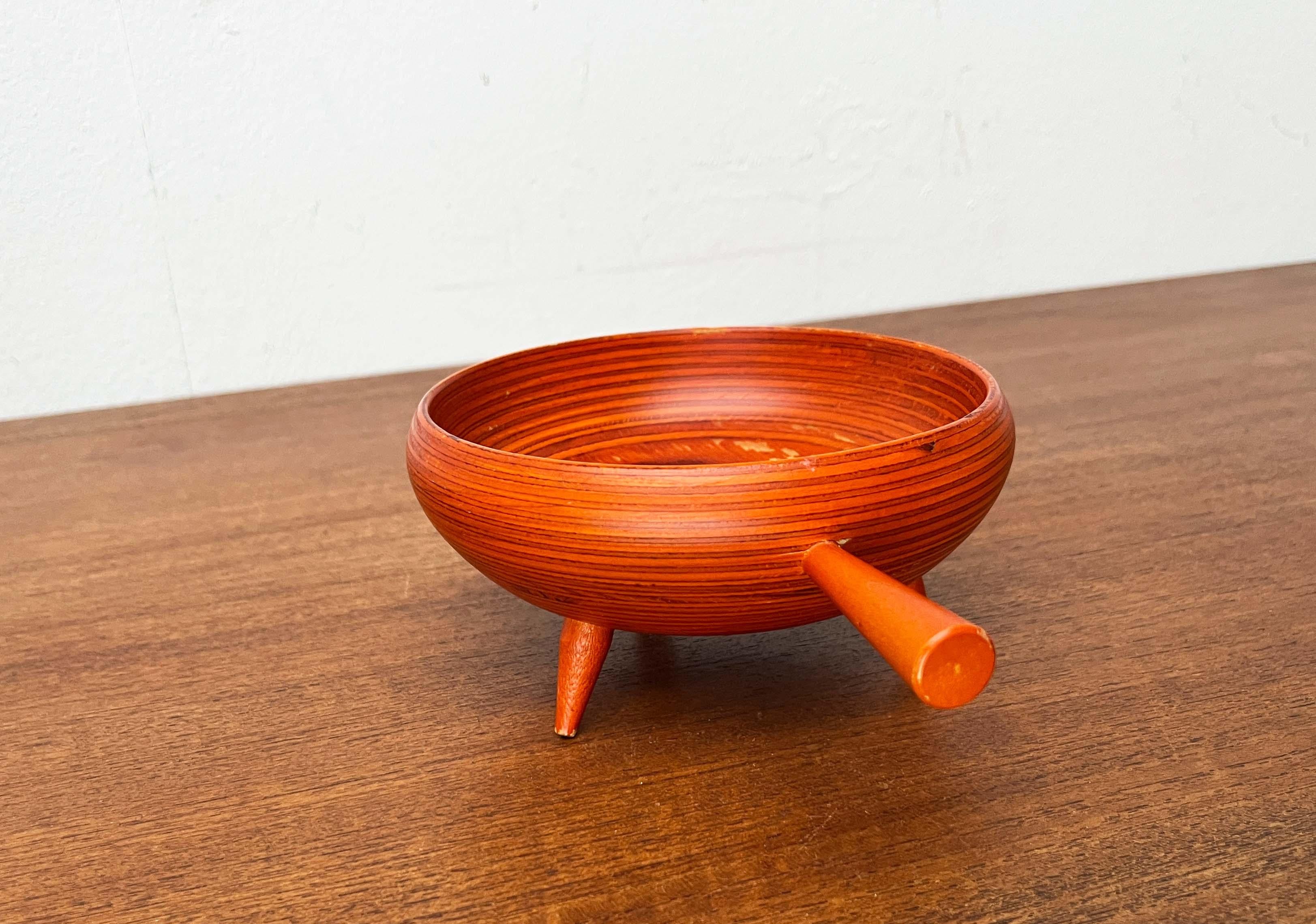 Orangefarbene Dreibeinschale aus der Mitte des Jahrhunderts aus Holz von Paavo Asikainen Finnland 1960er Jahre im Angebot 6