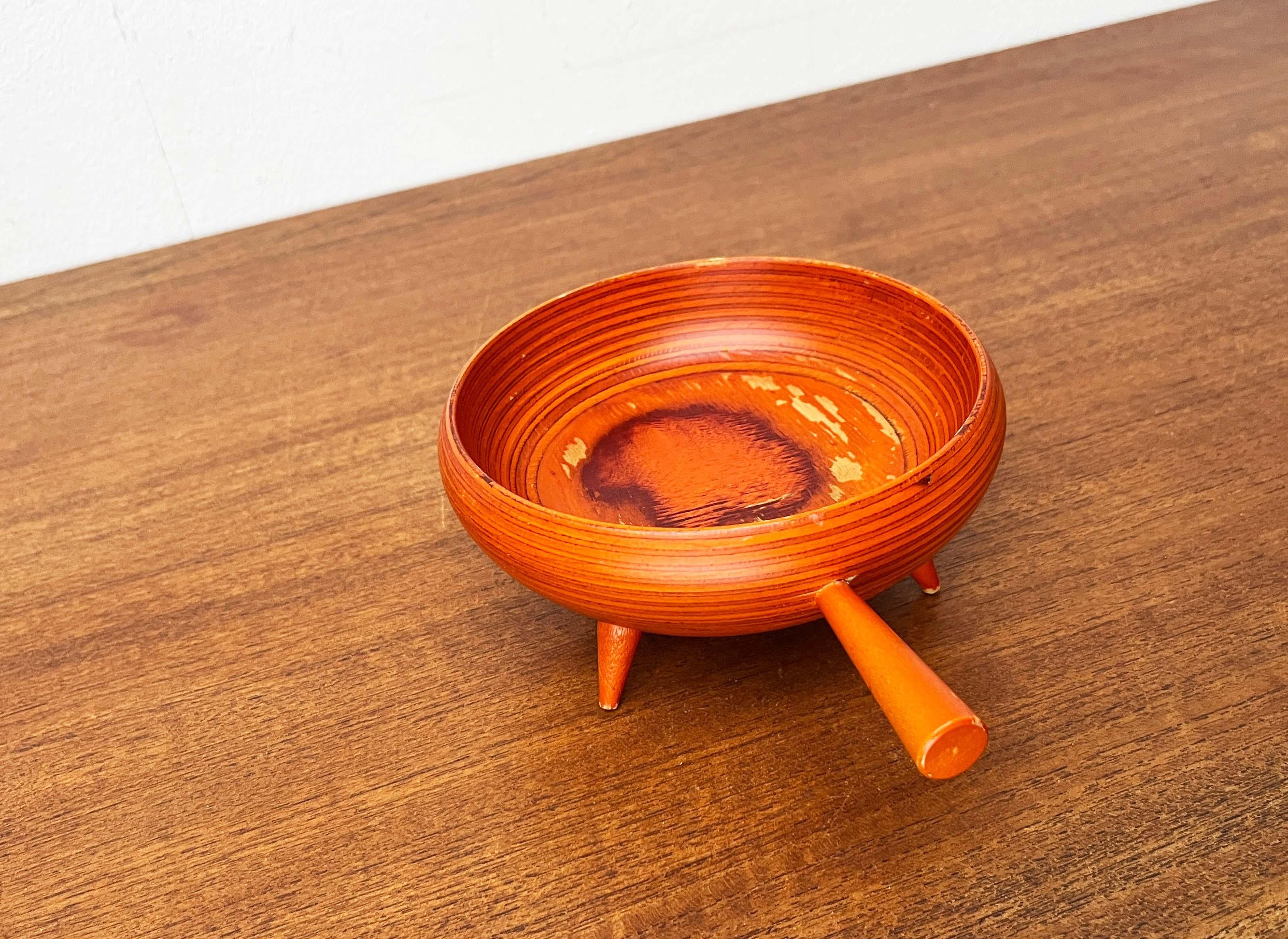 Orangefarbene Dreibeinschale aus der Mitte des Jahrhunderts aus Holz von Paavo Asikainen Finnland 1960er Jahre im Angebot 7