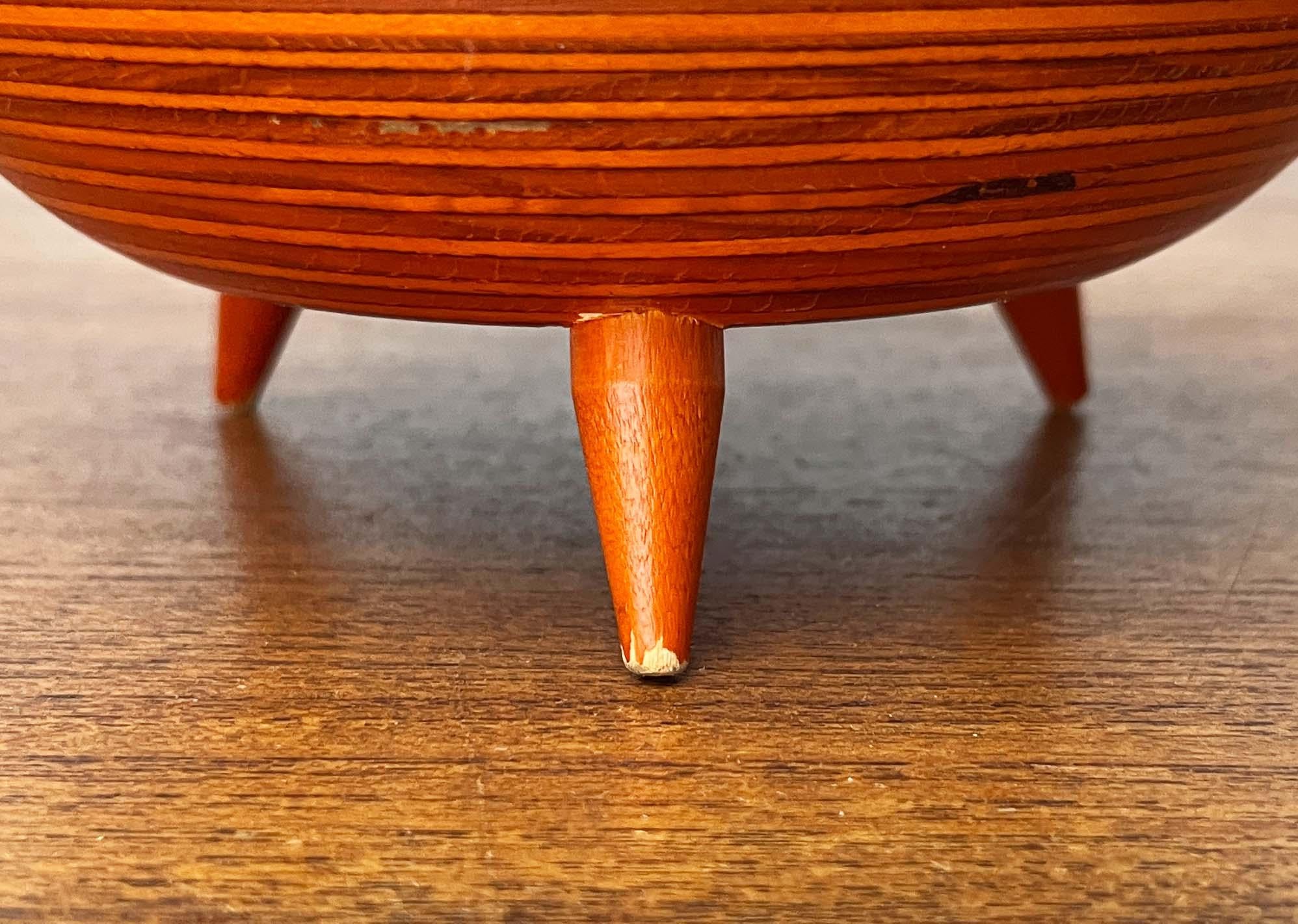 Orangefarbene Dreibeinschale aus der Mitte des Jahrhunderts aus Holz von Paavo Asikainen Finnland 1960er Jahre im Angebot 8