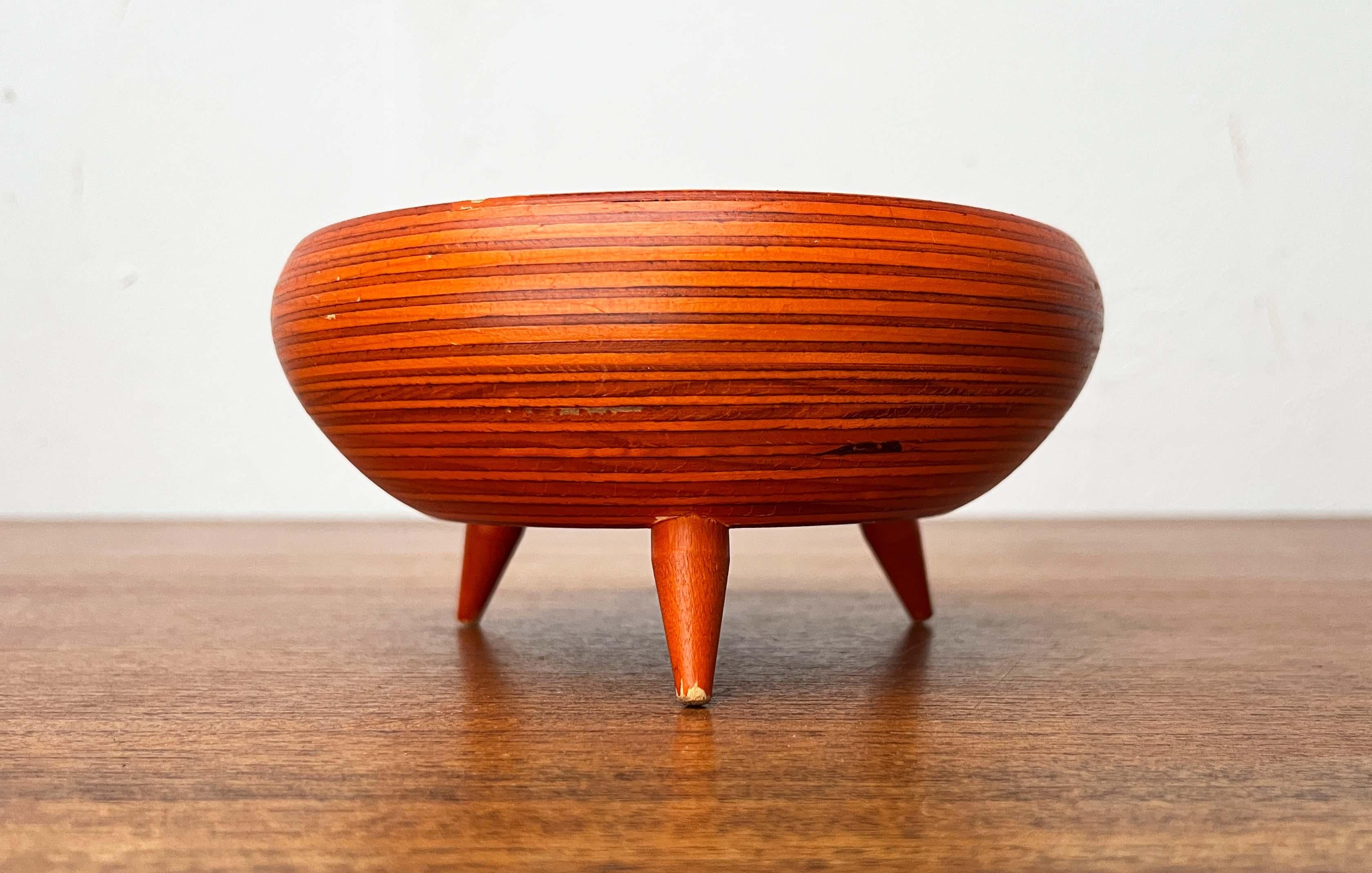 Orangefarbene Dreibeinschale aus der Mitte des Jahrhunderts aus Holz von Paavo Asikainen Finnland 1960er Jahre im Angebot 9