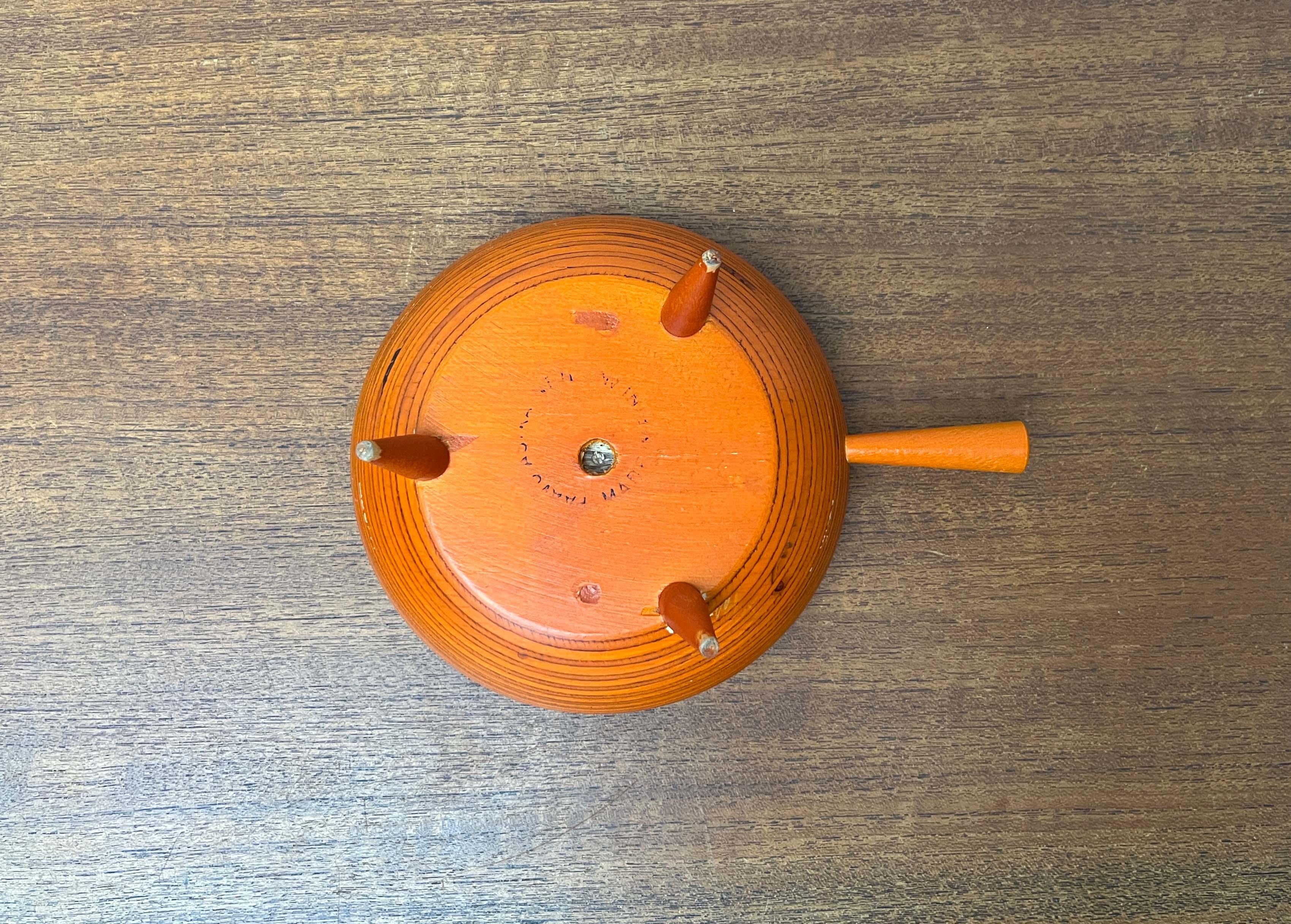 Orangefarbene Dreibeinschale aus der Mitte des Jahrhunderts aus Holz von Paavo Asikainen Finnland 1960er Jahre im Angebot 10