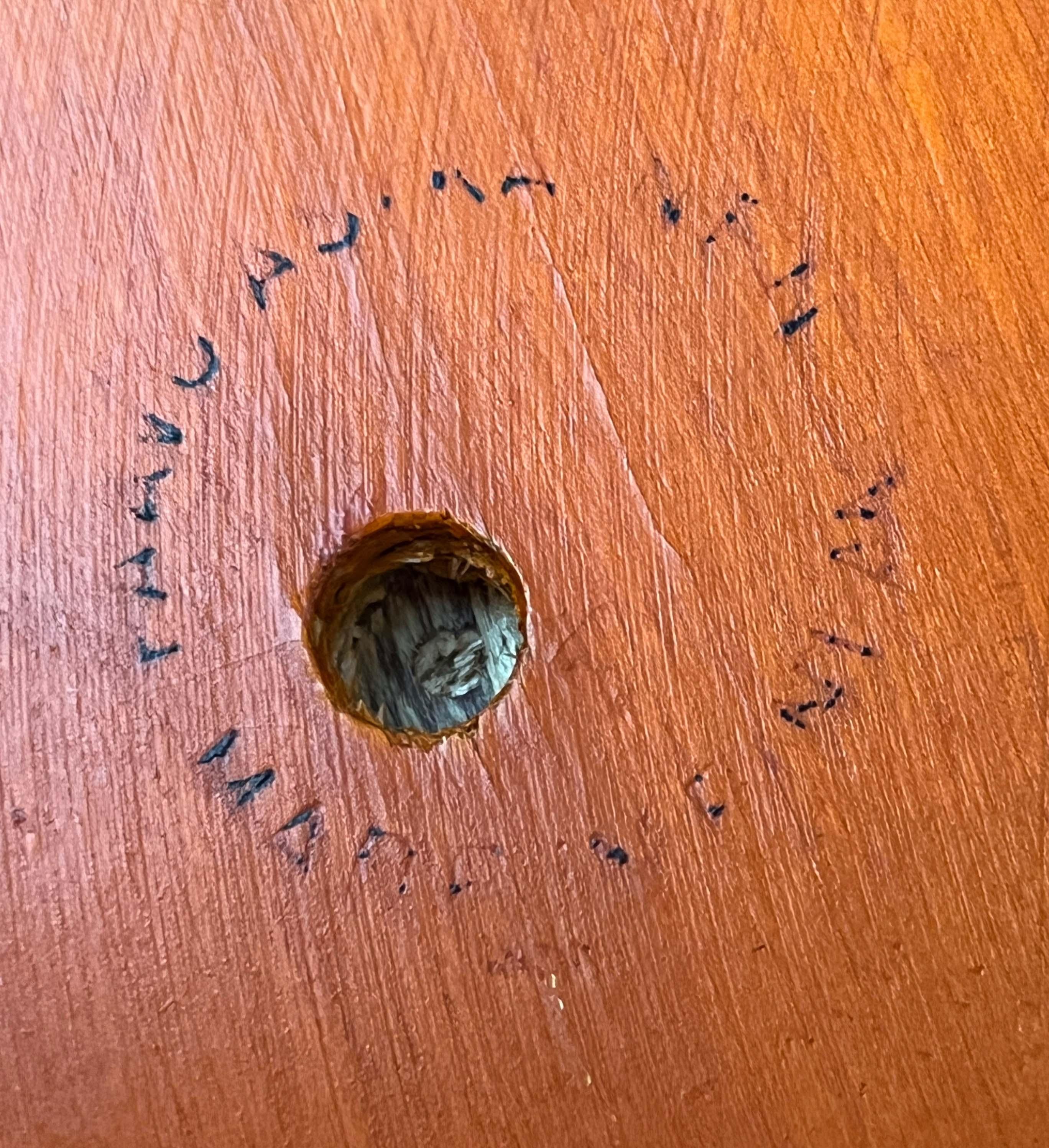 Orangefarbene Dreibeinschale aus der Mitte des Jahrhunderts aus Holz von Paavo Asikainen Finnland 1960er Jahre im Angebot 11