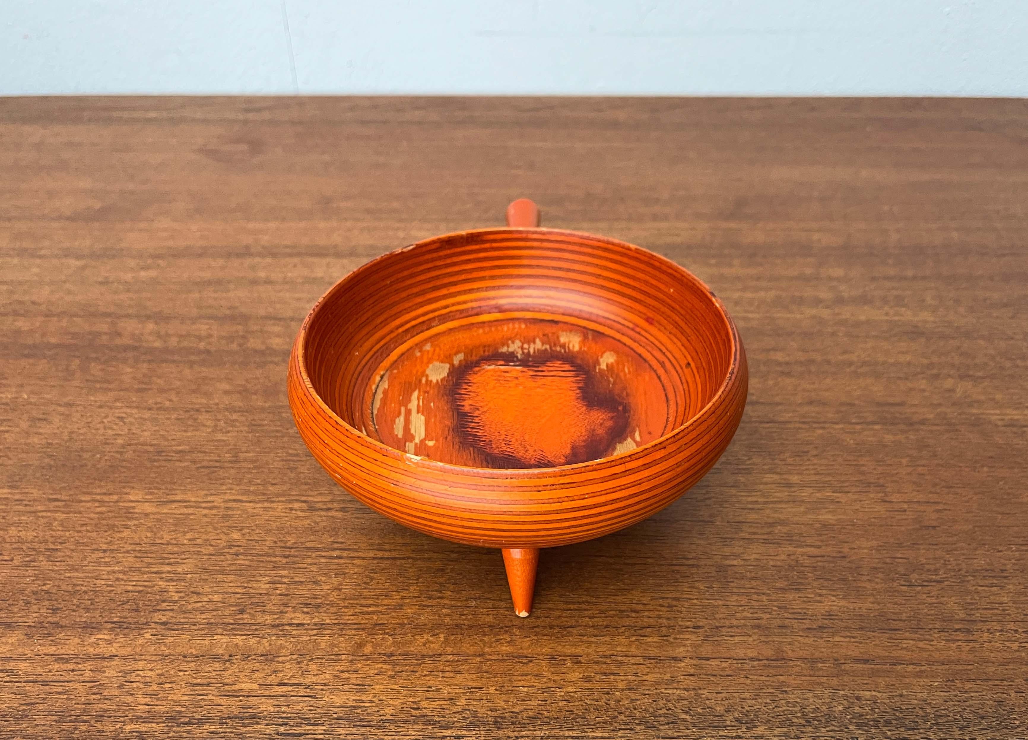 Orangefarbene Dreibeinschale aus der Mitte des Jahrhunderts aus Holz von Paavo Asikainen Finnland 1960er Jahre im Angebot 12