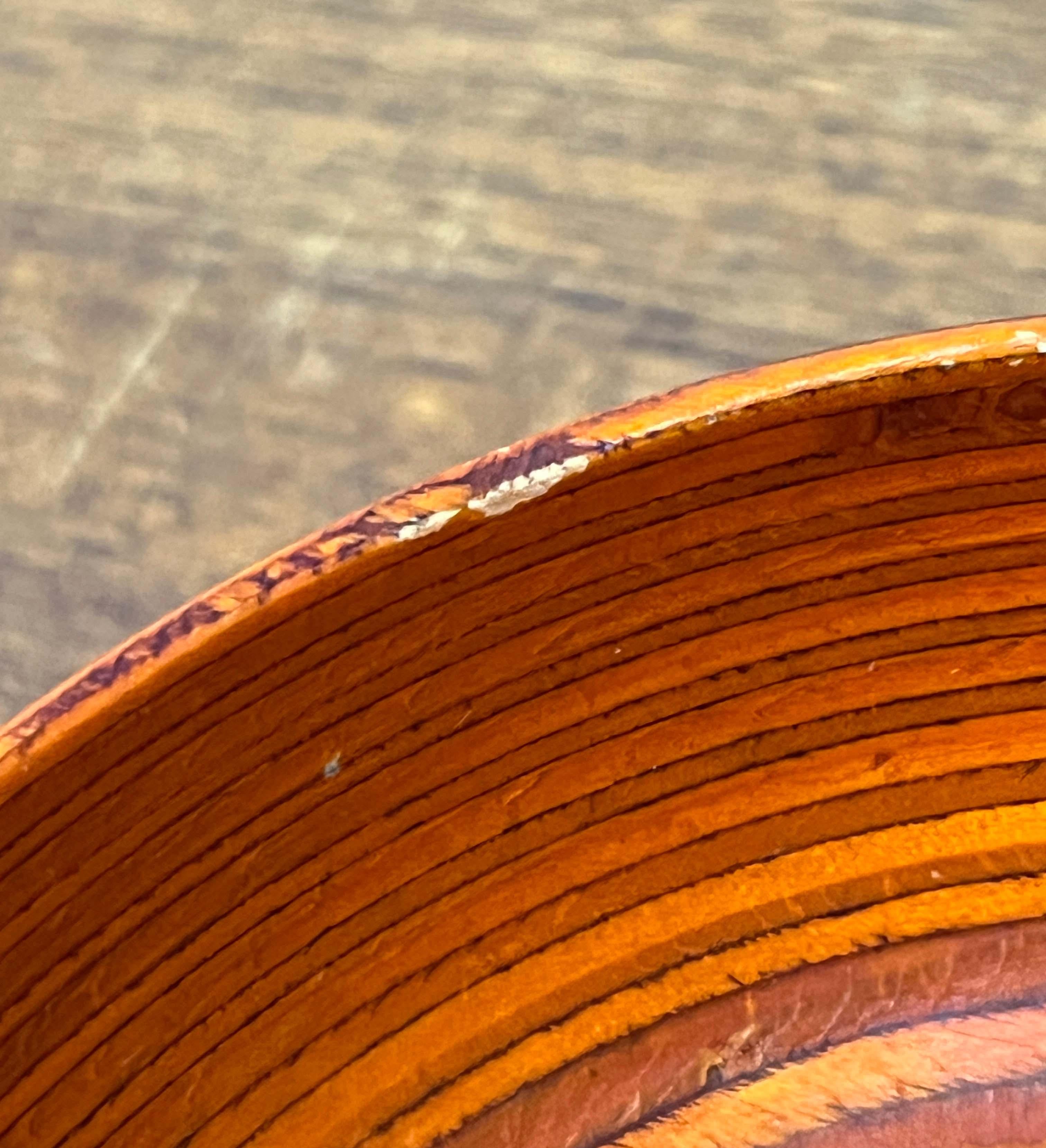 Orangefarbene Dreibeinschale aus der Mitte des Jahrhunderts aus Holz von Paavo Asikainen Finnland 1960er Jahre im Angebot 13