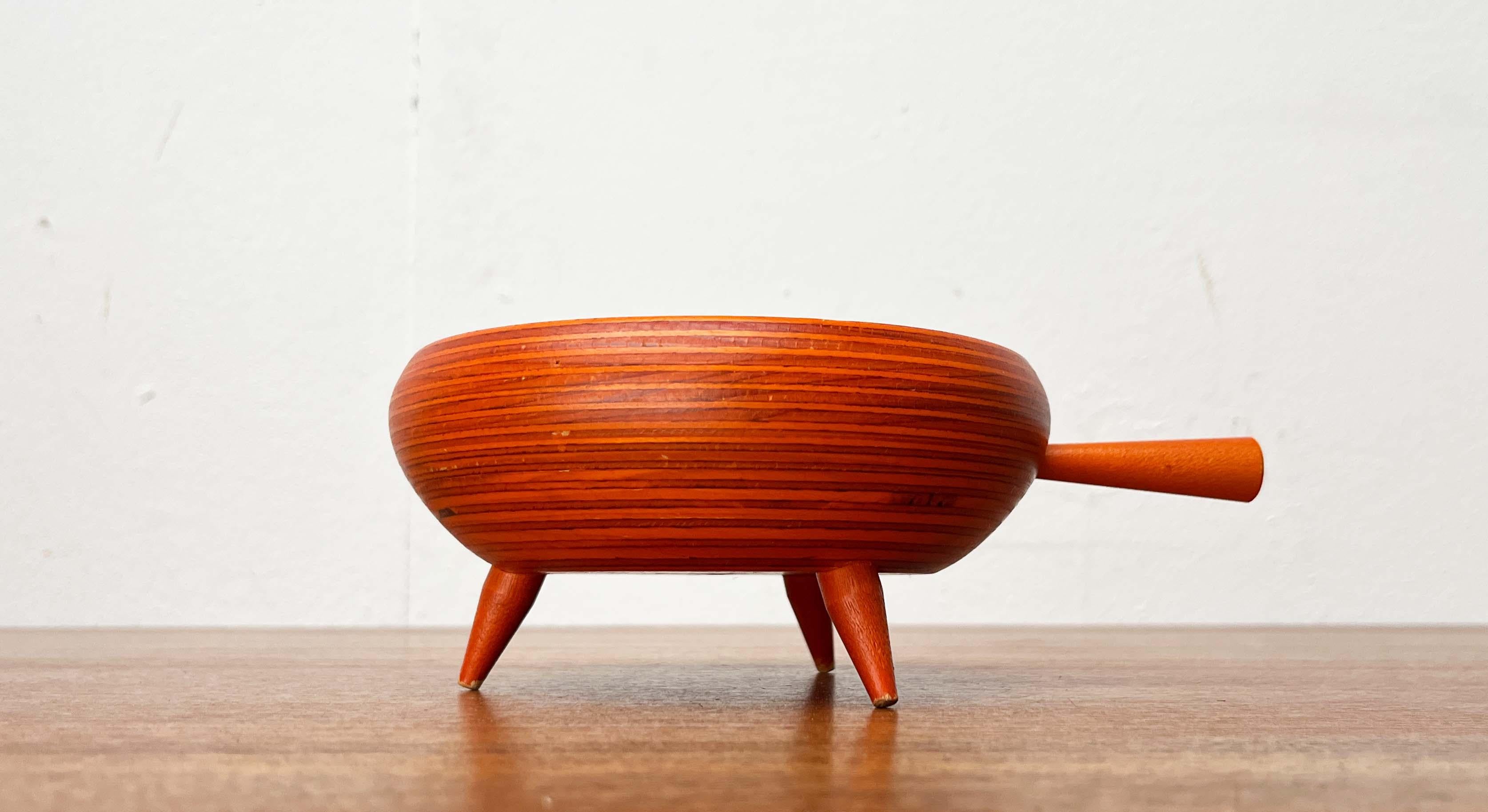 Orangefarbene Dreibeinschale aus der Mitte des Jahrhunderts aus Holz von Paavo Asikainen, Finnland, 1960er Jahre