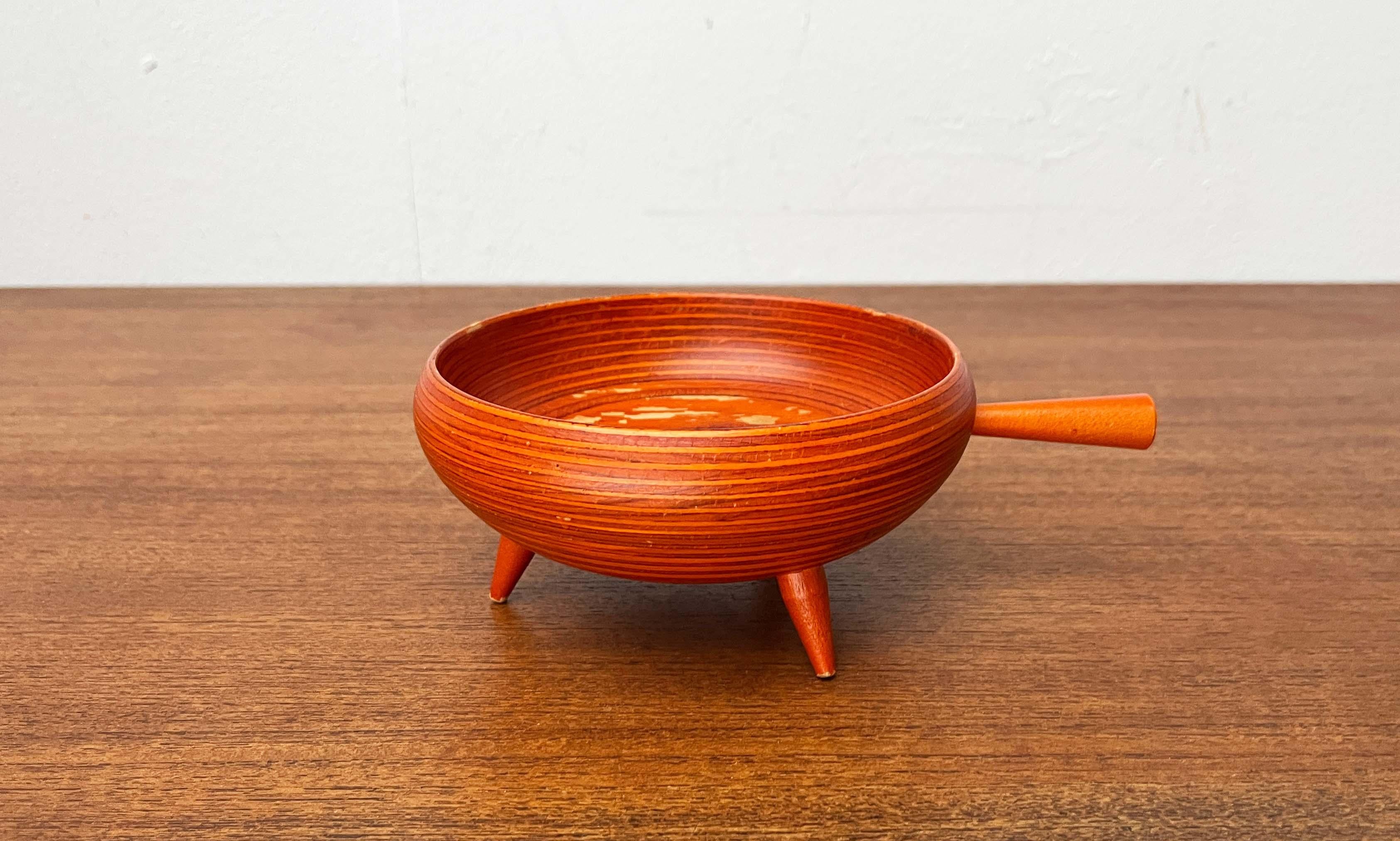 Orangefarbene Dreibeinschale aus der Mitte des Jahrhunderts aus Holz von Paavo Asikainen Finnland 1960er Jahre (Finnisch) im Angebot