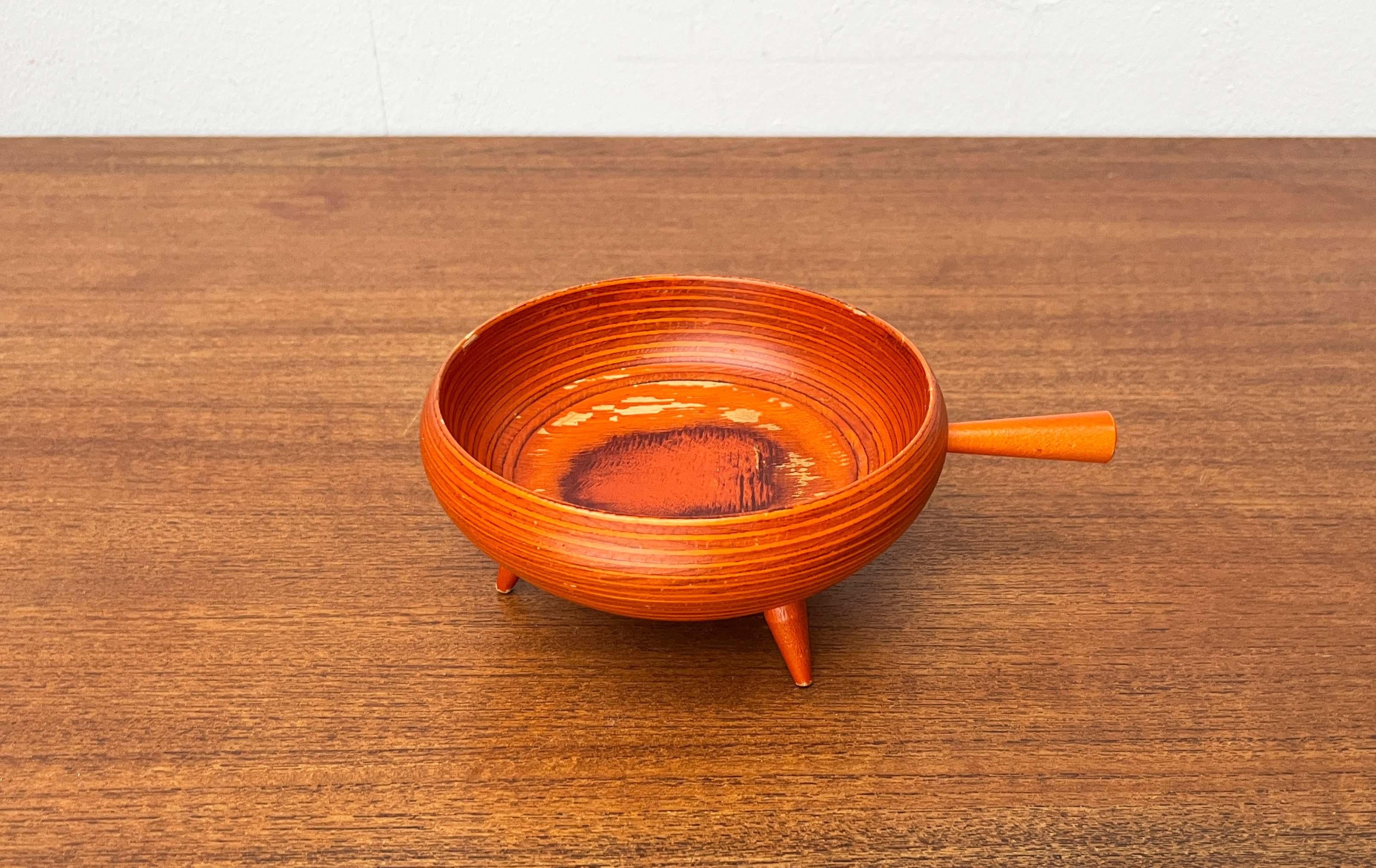 Orangefarbene Dreibeinschale aus der Mitte des Jahrhunderts aus Holz von Paavo Asikainen Finnland 1960er Jahre im Zustand „Gut“ im Angebot in Hamburg, DE