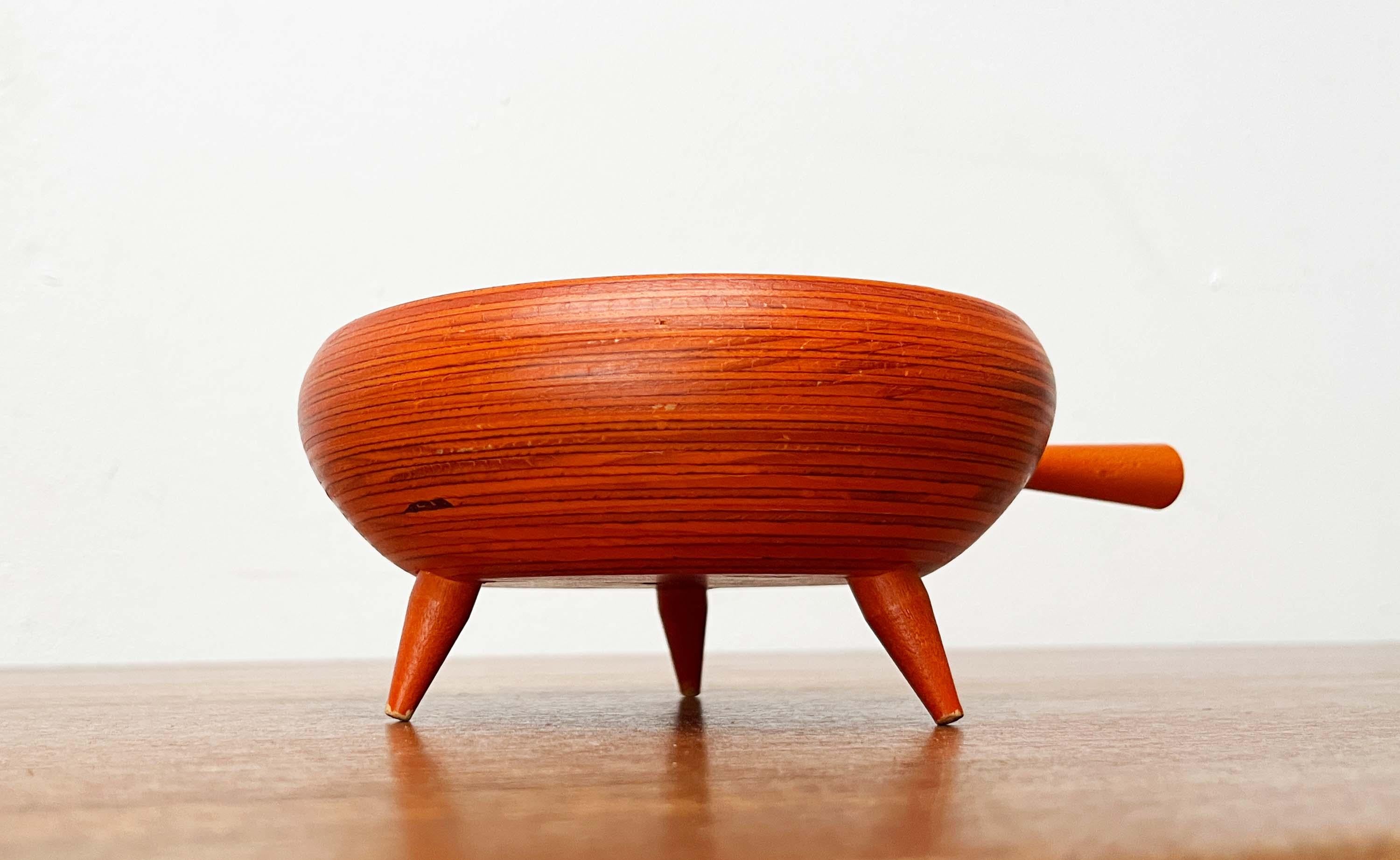 Orangefarbene Dreibeinschale aus der Mitte des Jahrhunderts aus Holz von Paavo Asikainen Finnland 1960er Jahre (20. Jahrhundert) im Angebot